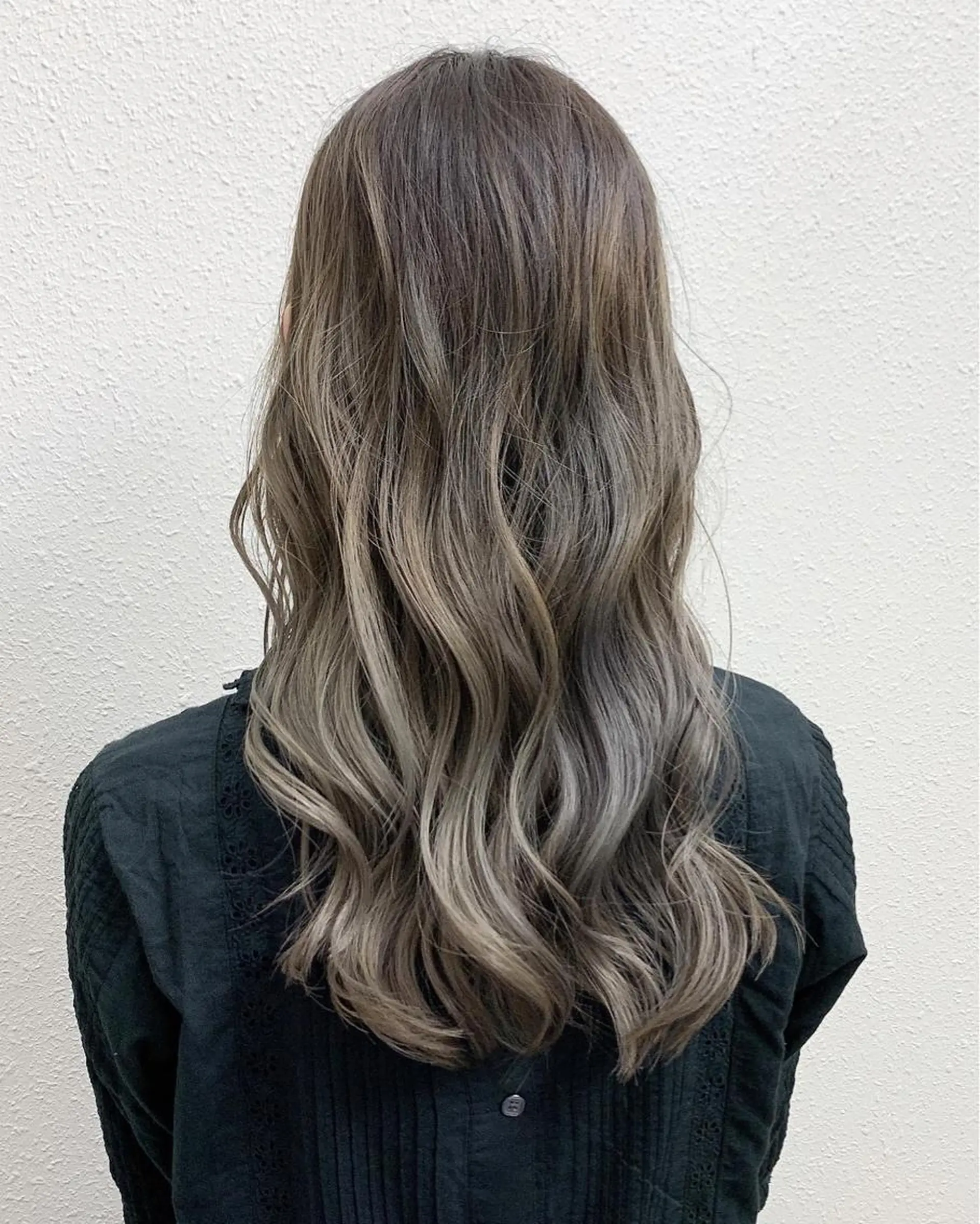 ロング カラー アッシュ 透明感カラー グレージュ ハイライトカラー イルミナカラー カット ヘアカラー グレージュ💎 神戸孝哉のヘアスタイル