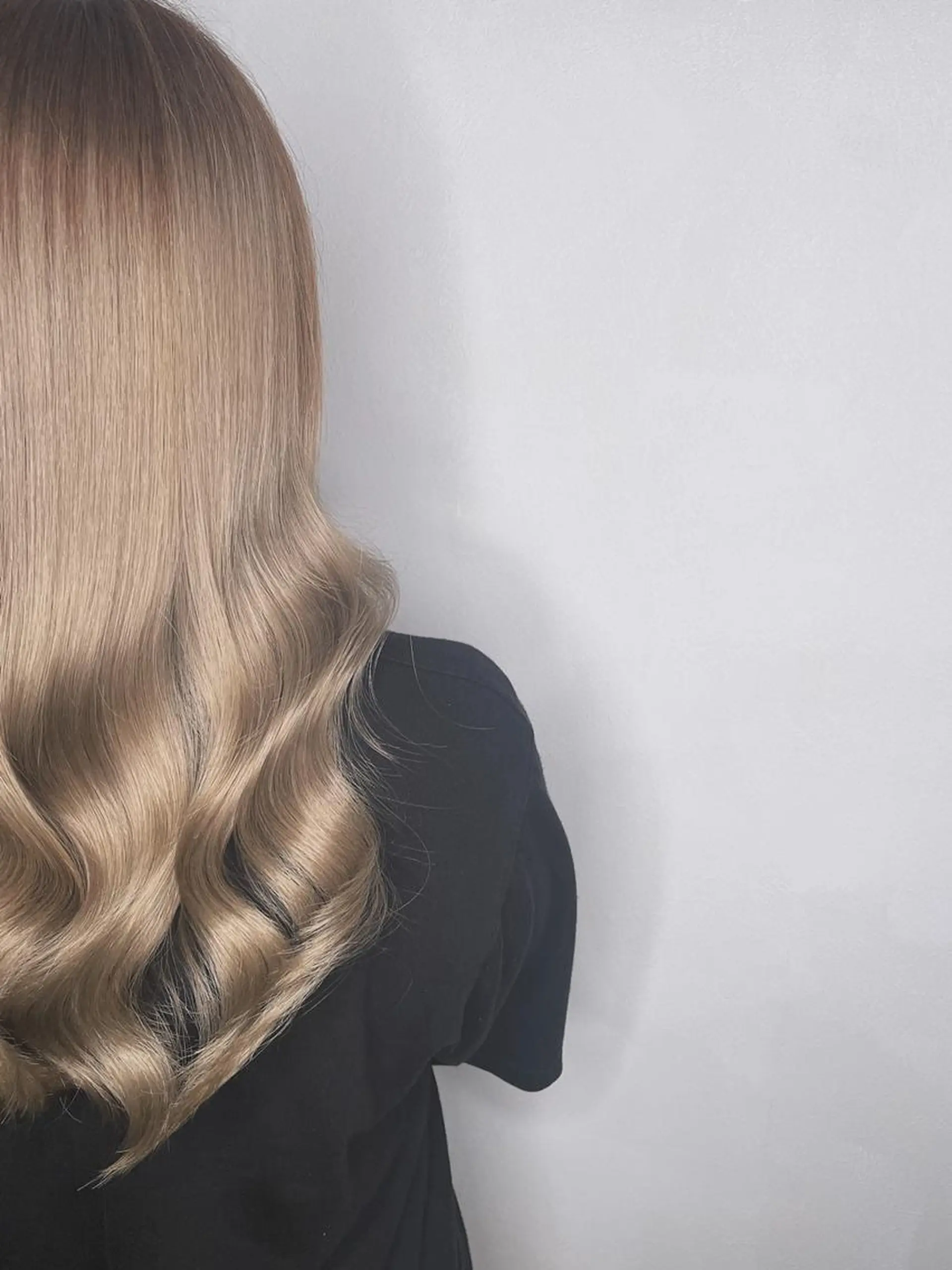 セミロング セミロングパーマ ラベンダーベージュ くびれヘア 外国人風カラー ハイライト ヘアカラー トリートメント 隠れ家美容室 RAW TOKYO 【公式】のヘアスタイル