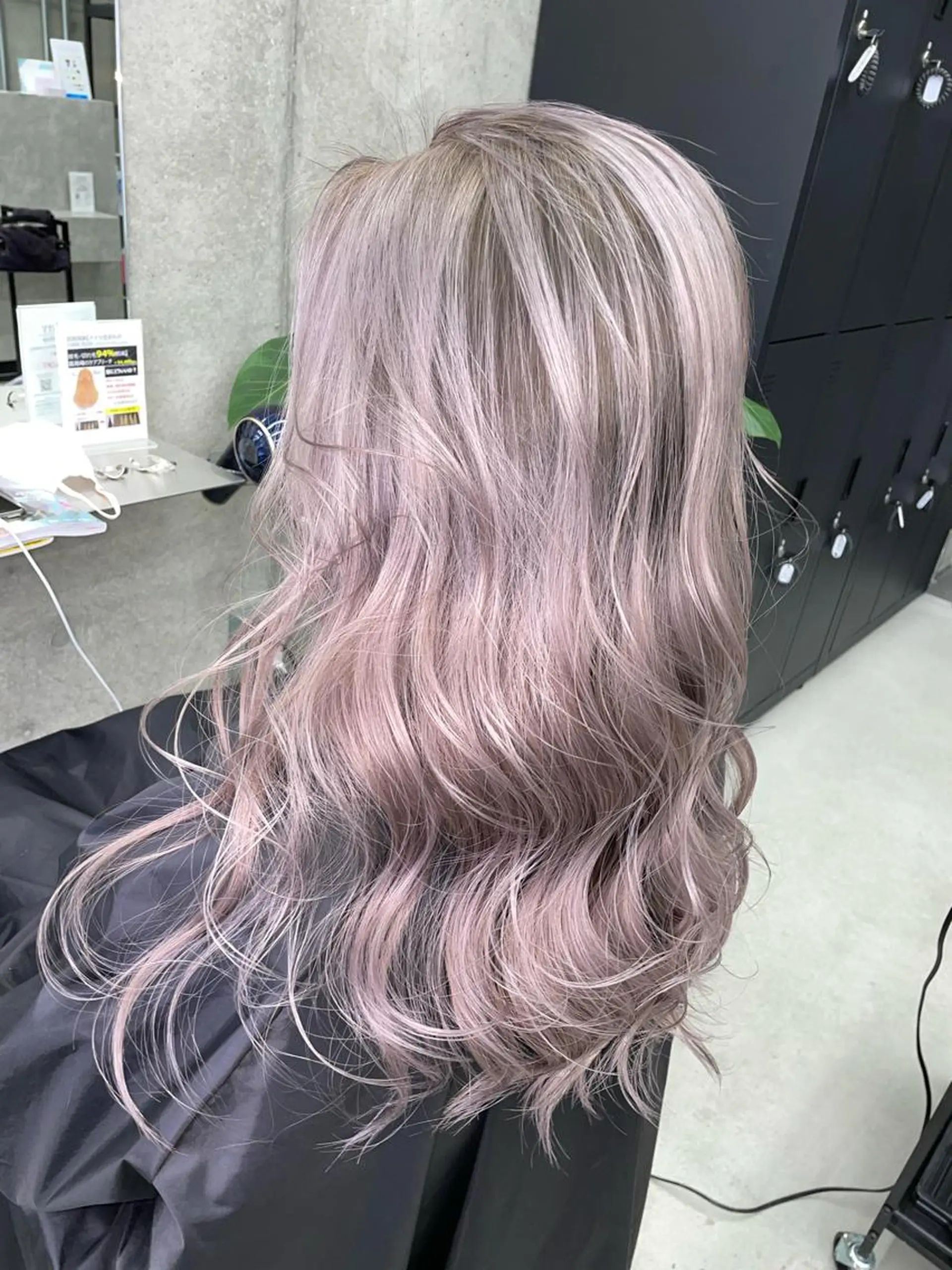 ロング カラー デザインカラー 岡留 愛美のヘアスタイル