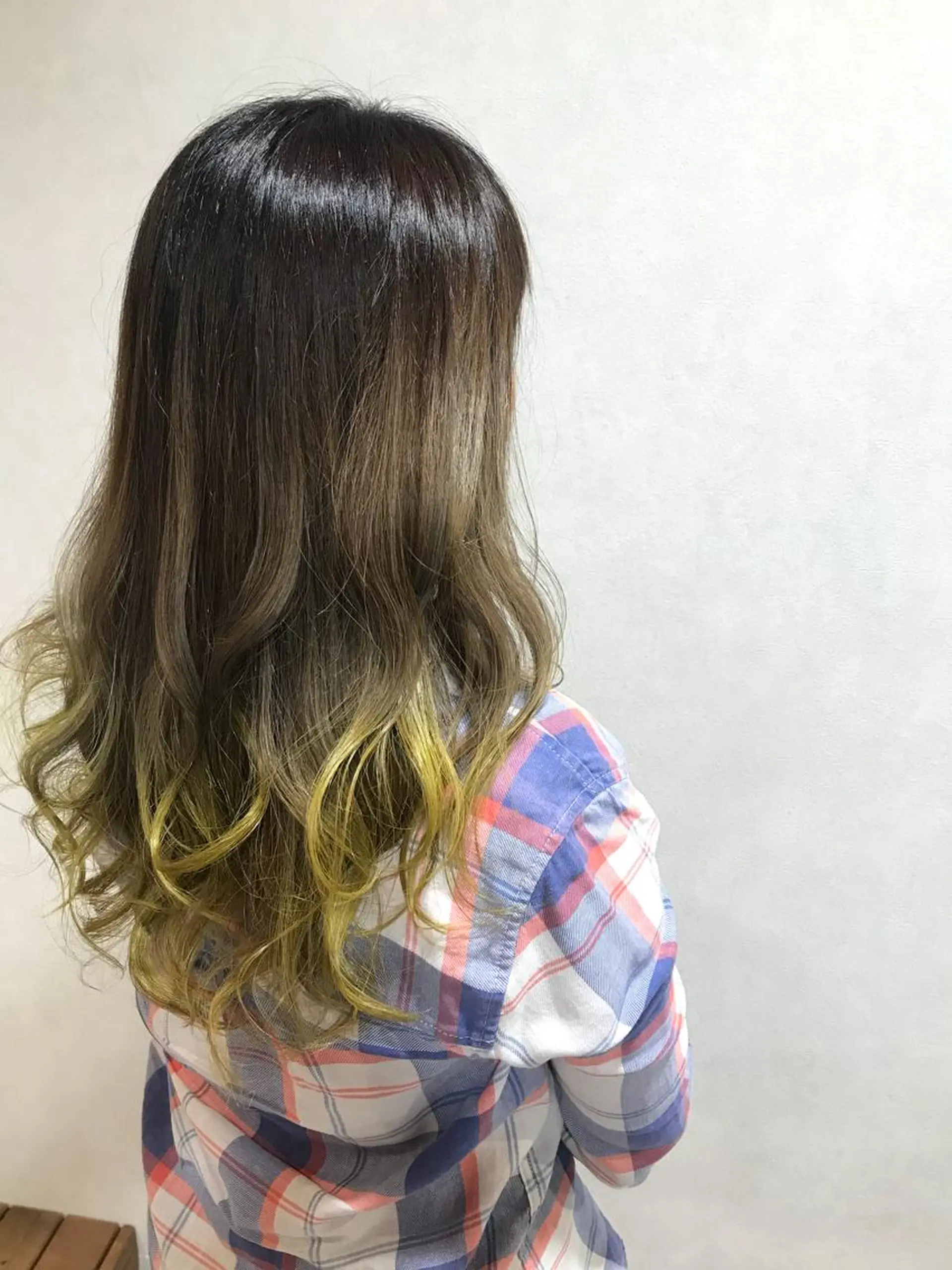 ロング カラー グラデーションカラー イエローカラー ルーチェヘアー 北摂エリアNo.1のヘアスタイル