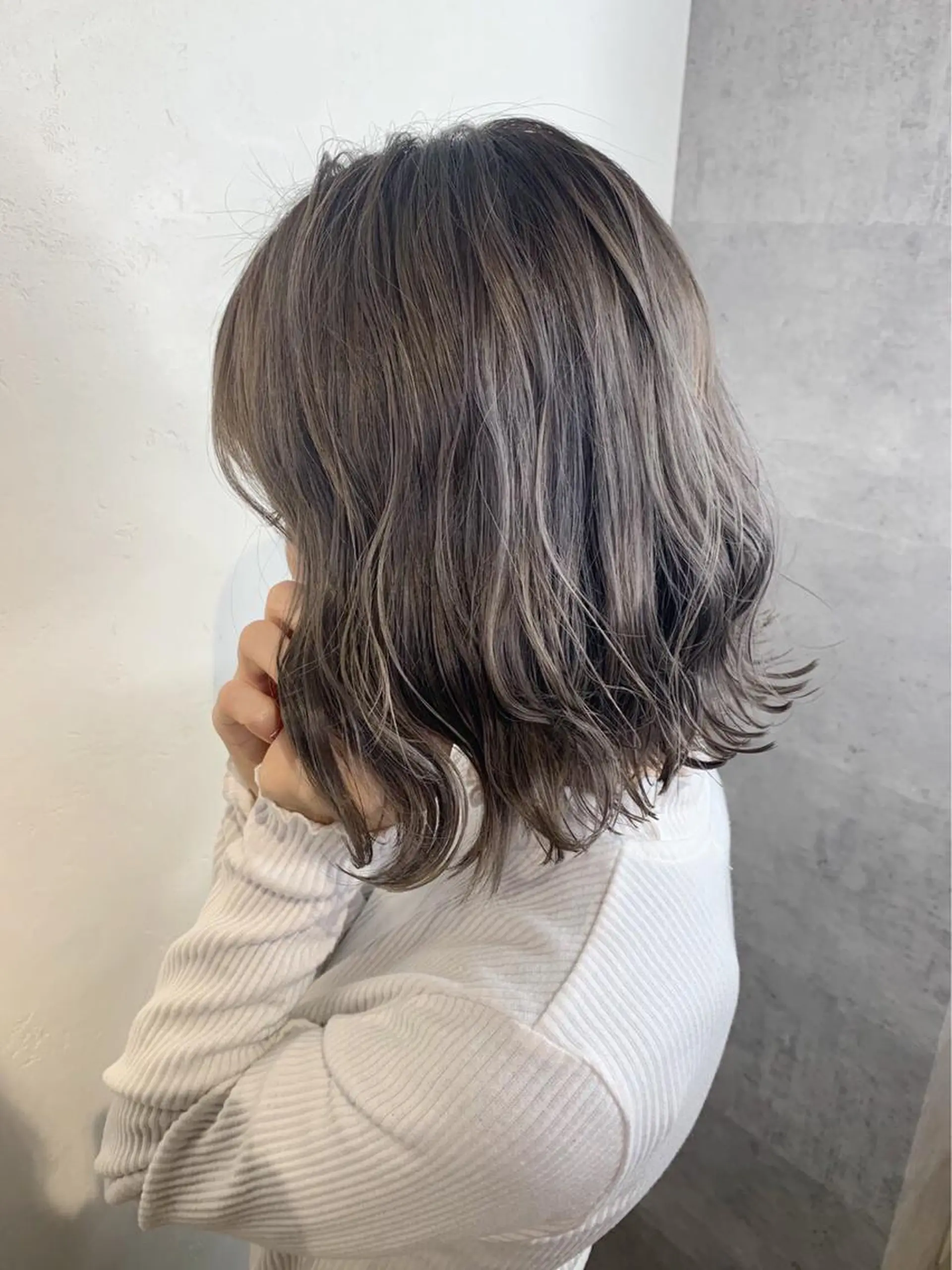 ミディアム ヘアカラー _WHITE 高槻のヘアスタイル