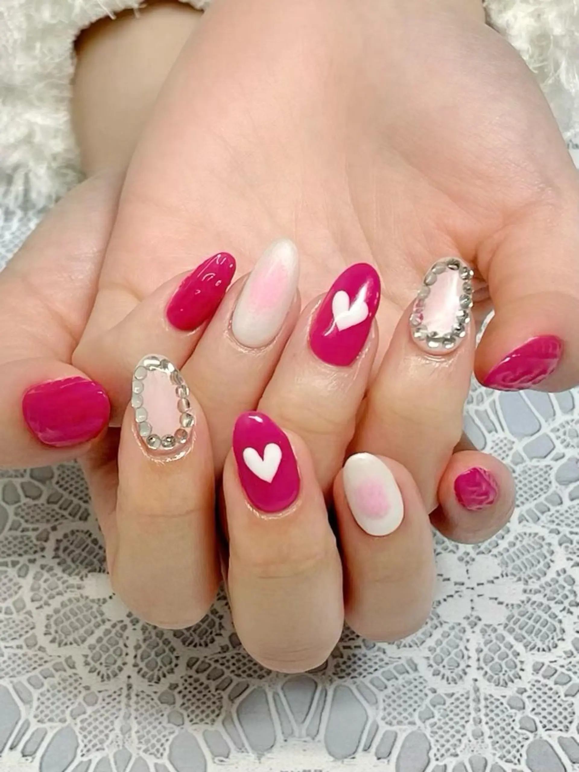 ネイル チークネイル ハート ピンク ストーンネイル バレンタイン ハンドネイル shonan_ kairiのネイルデザイン