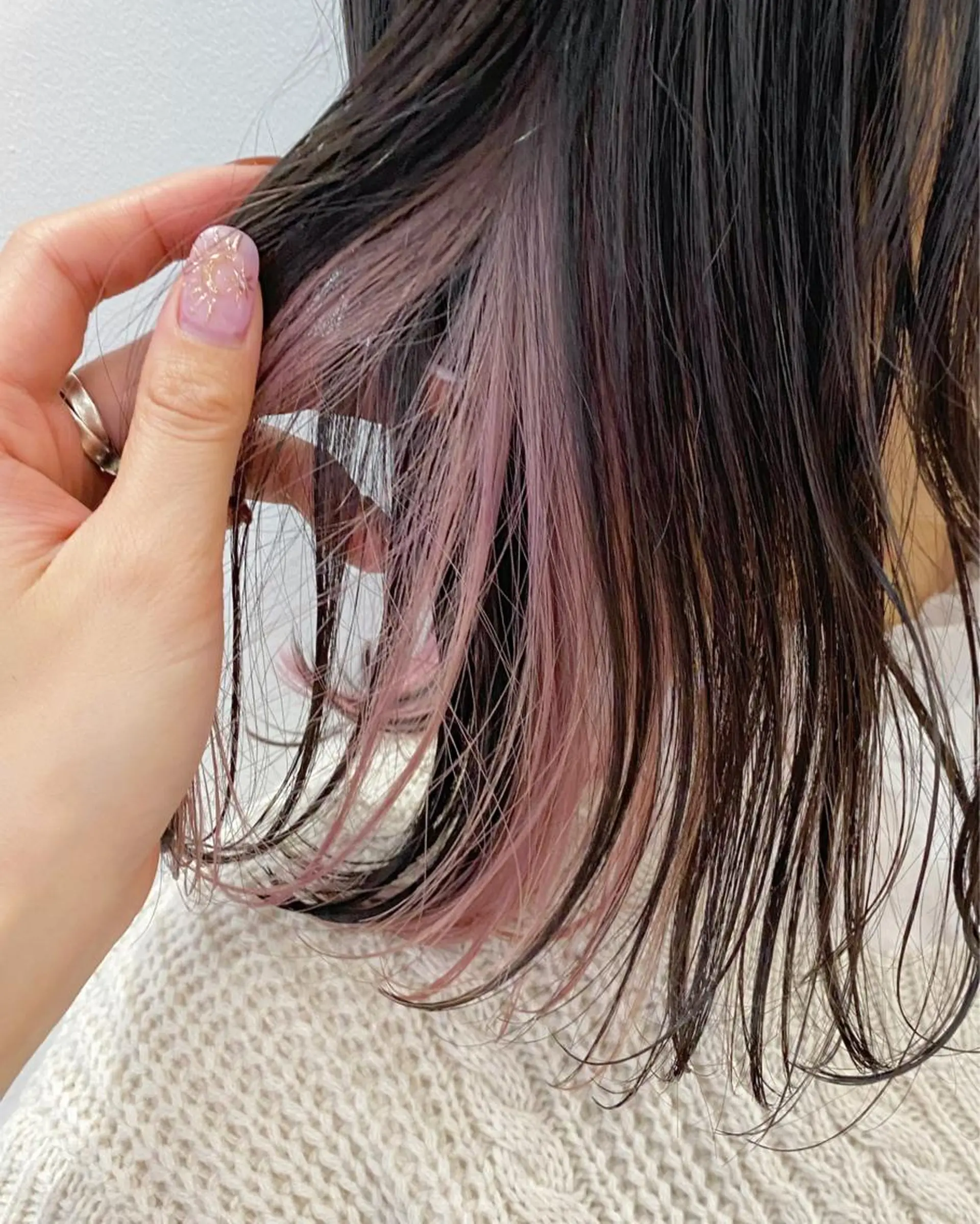 ミディアム カラー イヤリングカラー インナーカラー ピンクカラー .. meiのヘアスタイル
