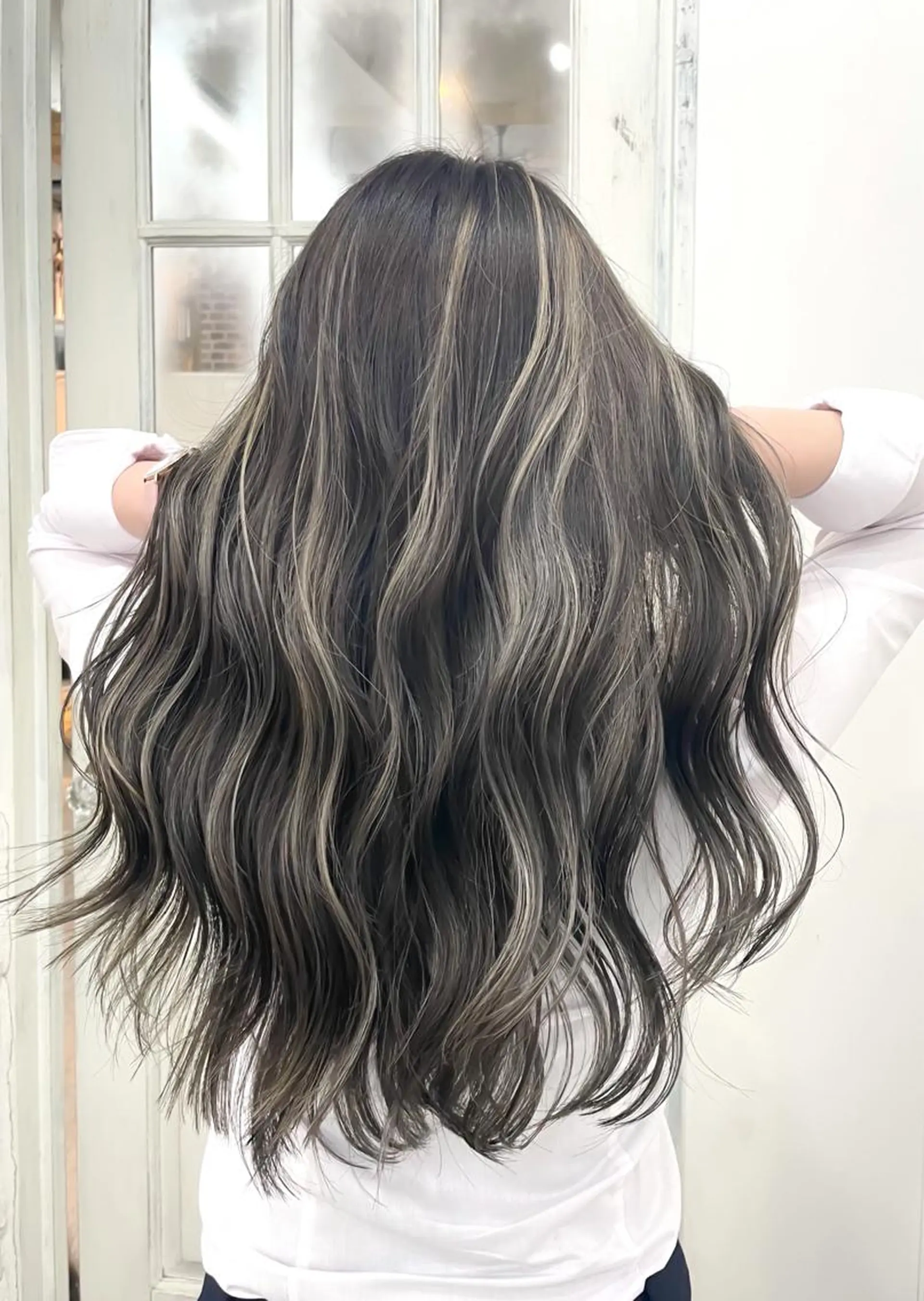 ロング 白いハイライト🤍 タナカリョウスケのヘアスタイル