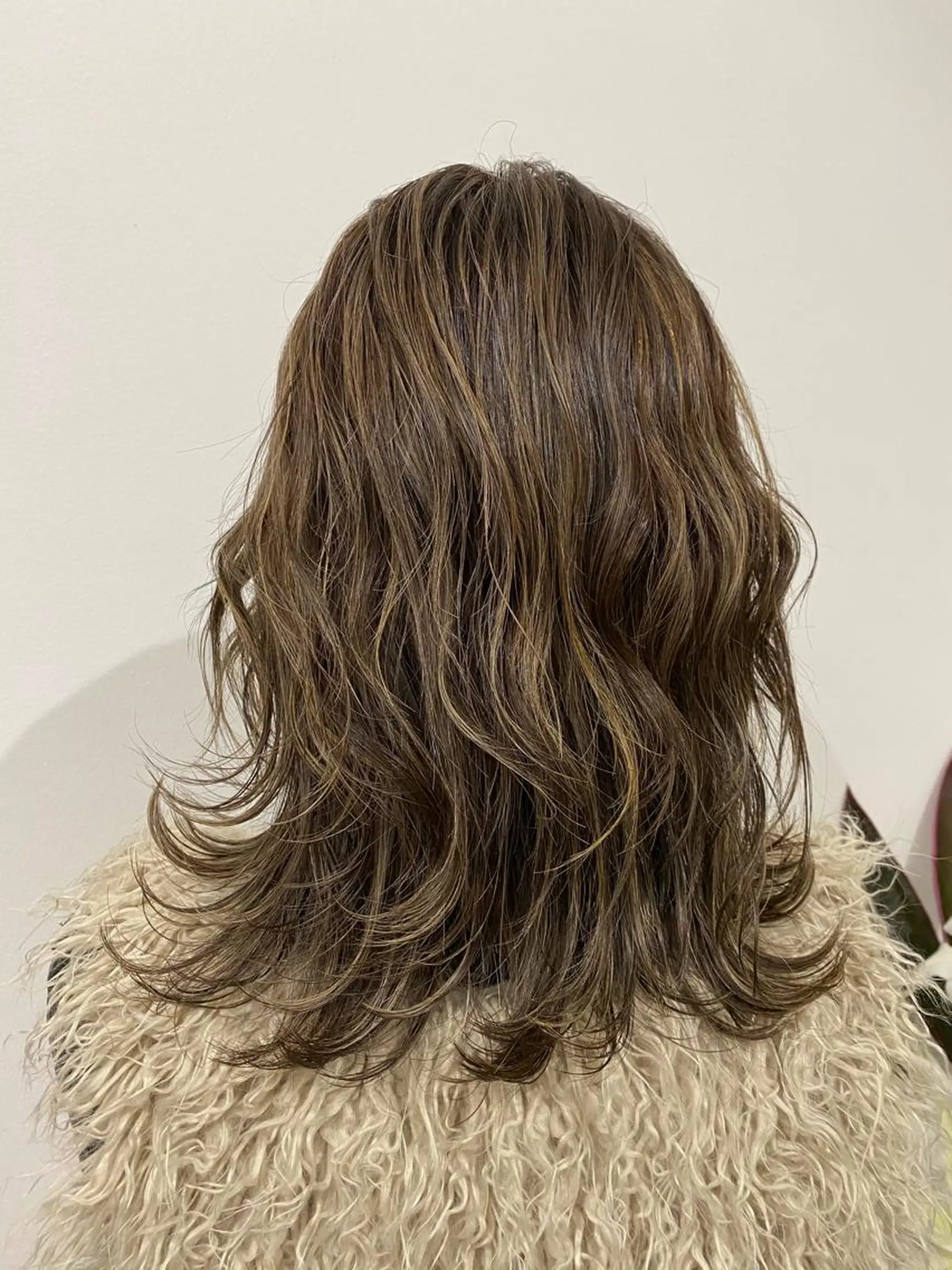 ミディアム ハイライト カット ヘアカラー 岩尾 凪のヘアスタイル