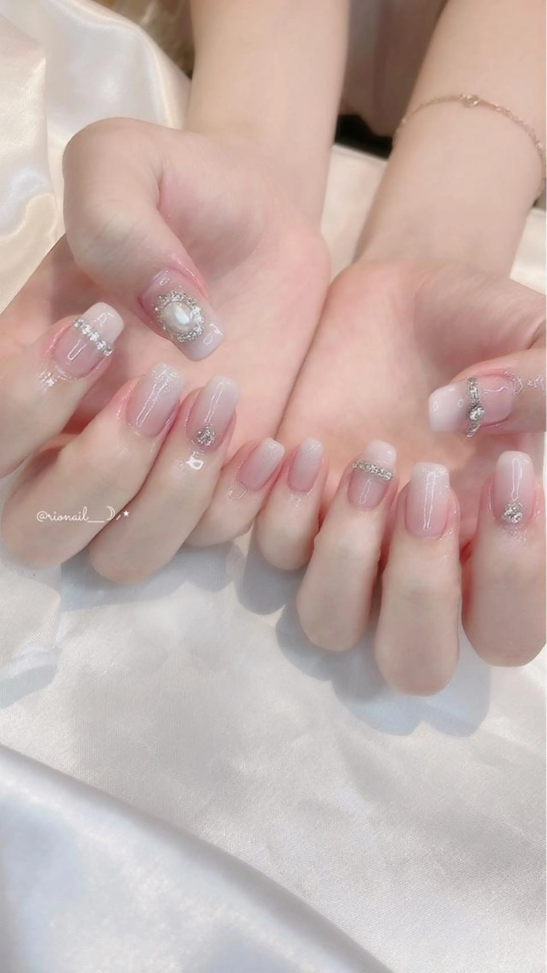 ネイル 𝘙𝘪𝘰𝘯𝘢 ...🕯🤍のネイルデザイン