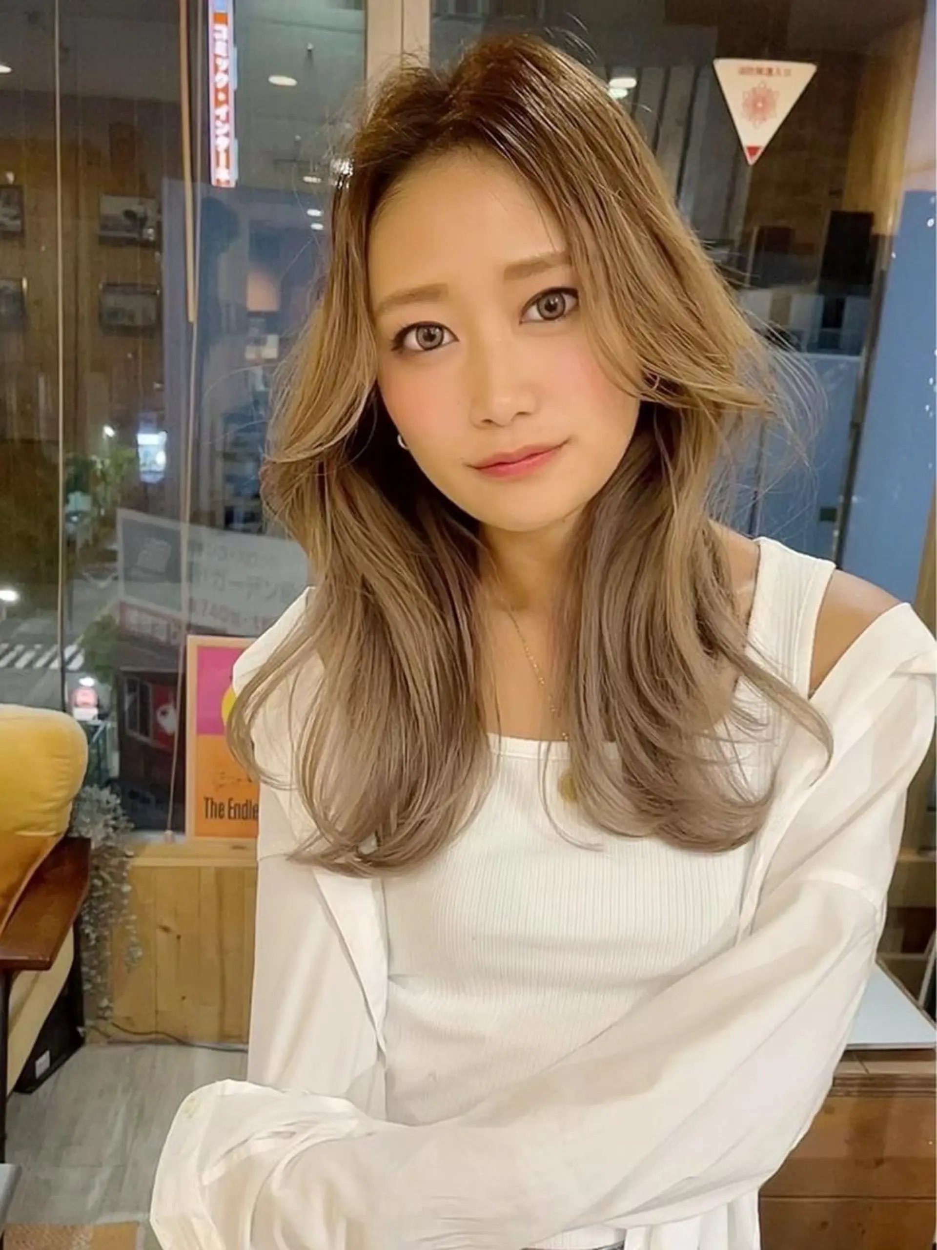 ロング 韓国レイヤー外国人風 透明感カラー髪質改善のヘアスタイル