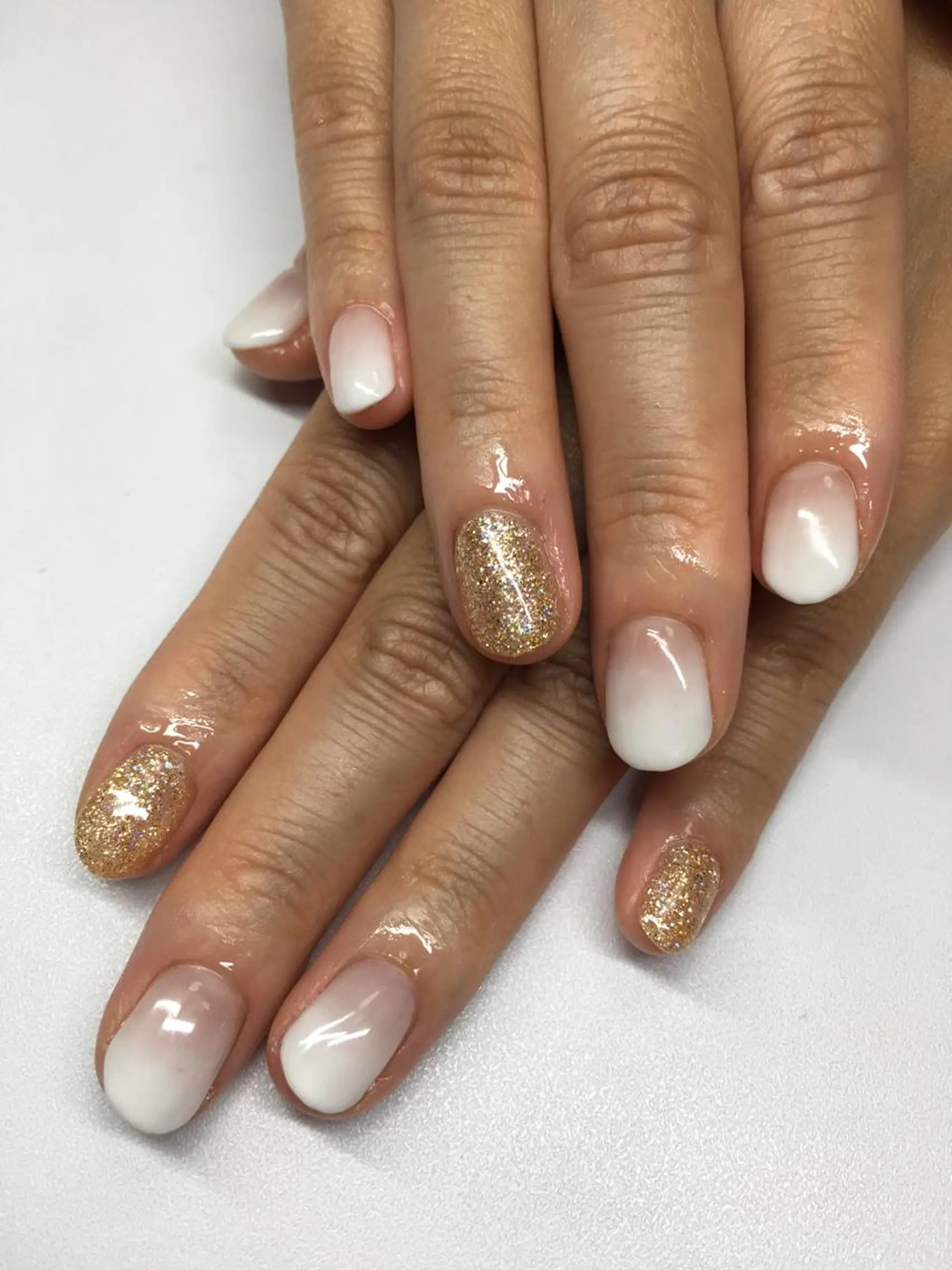 ネイル ゴールド グラデーション ラメ(グリッター) ワンカラーネイル glow_ nailのネイルデザイン