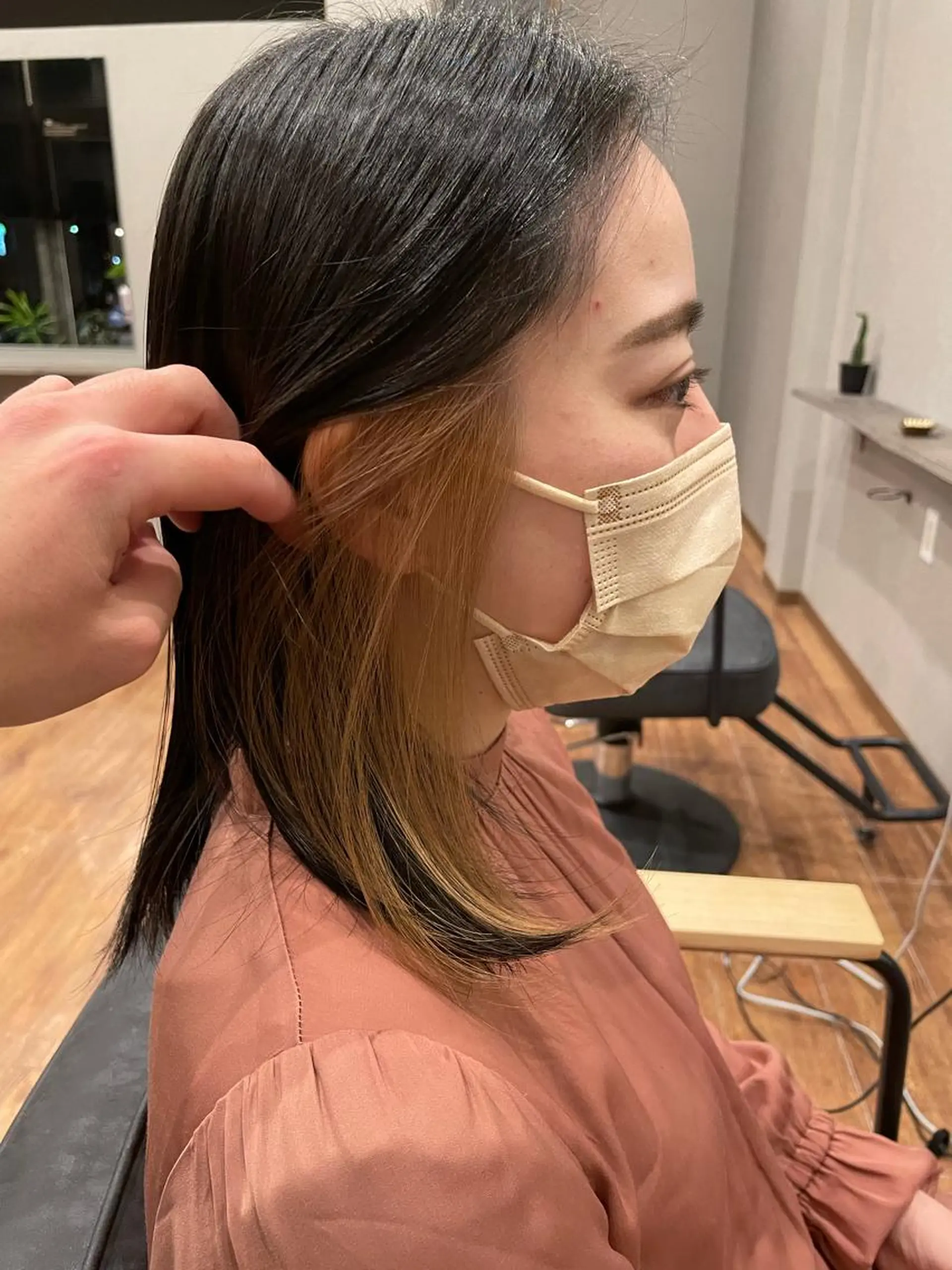 セミロング カラー ベージュカラー インナーカラー ミルクティーベージュ カット ヘアカラー clocca所属・鵜飼 真伍のヘアスタイル