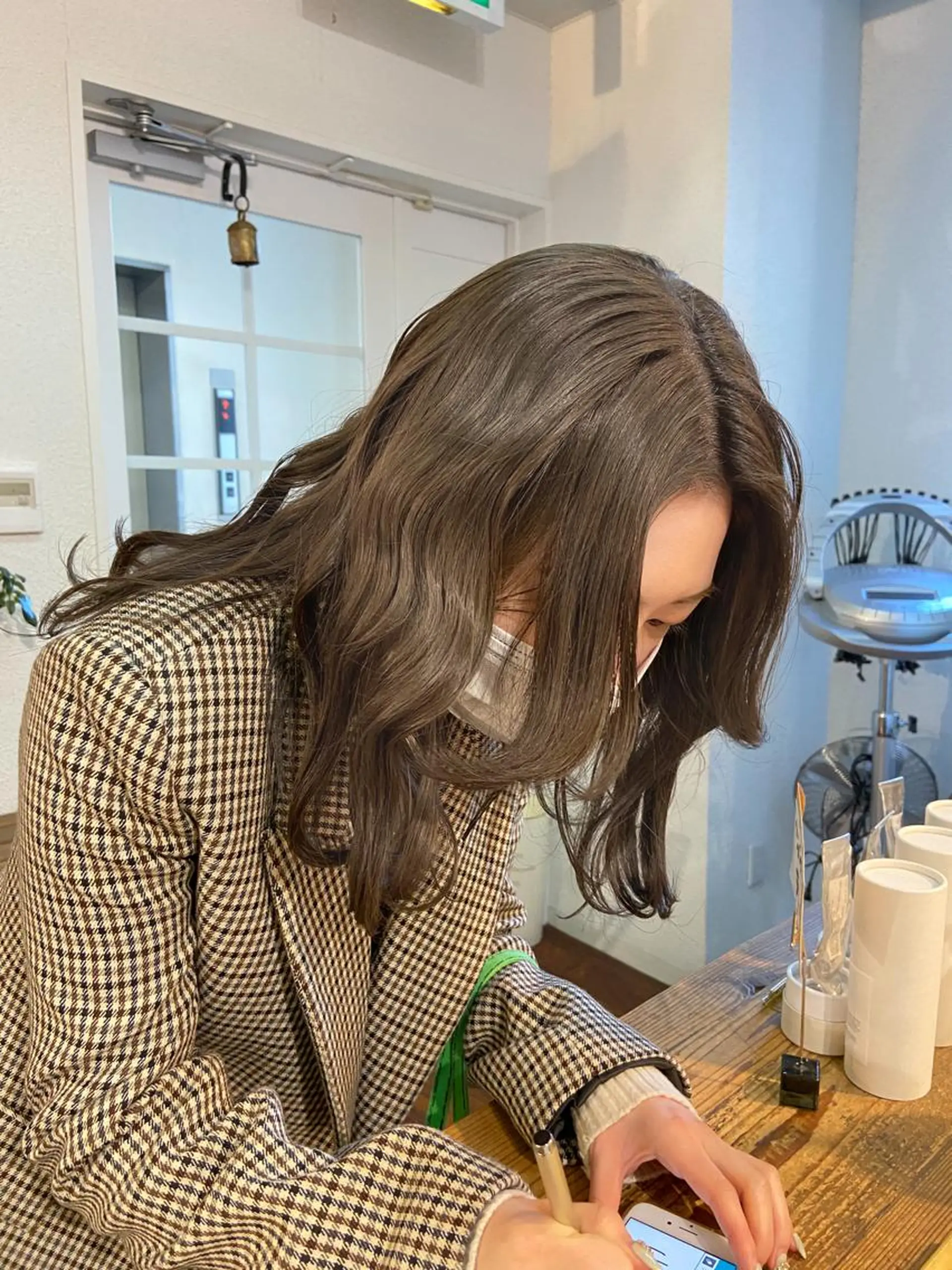 ロング カラー ブリーチ ケアブリーチ グレージュ ハイトーンカラー オリーブグレージュ ヘアカラー トリートメント 岡本康平/ボブ /ブリーチ/レイヤーのヘアスタイル