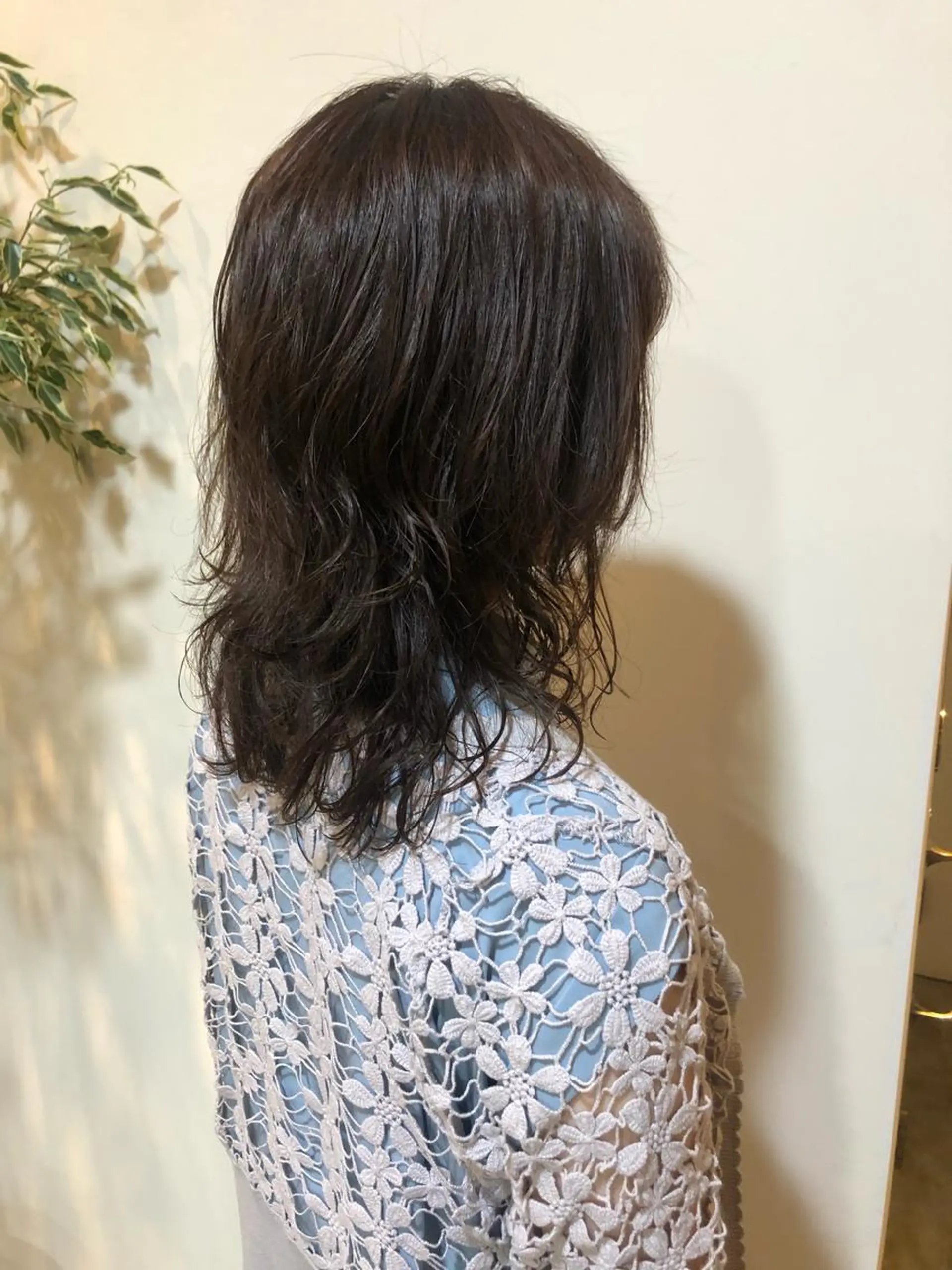 ミディアム パーマ MIOベージュカラー 柔らかいカラーのヘアスタイル