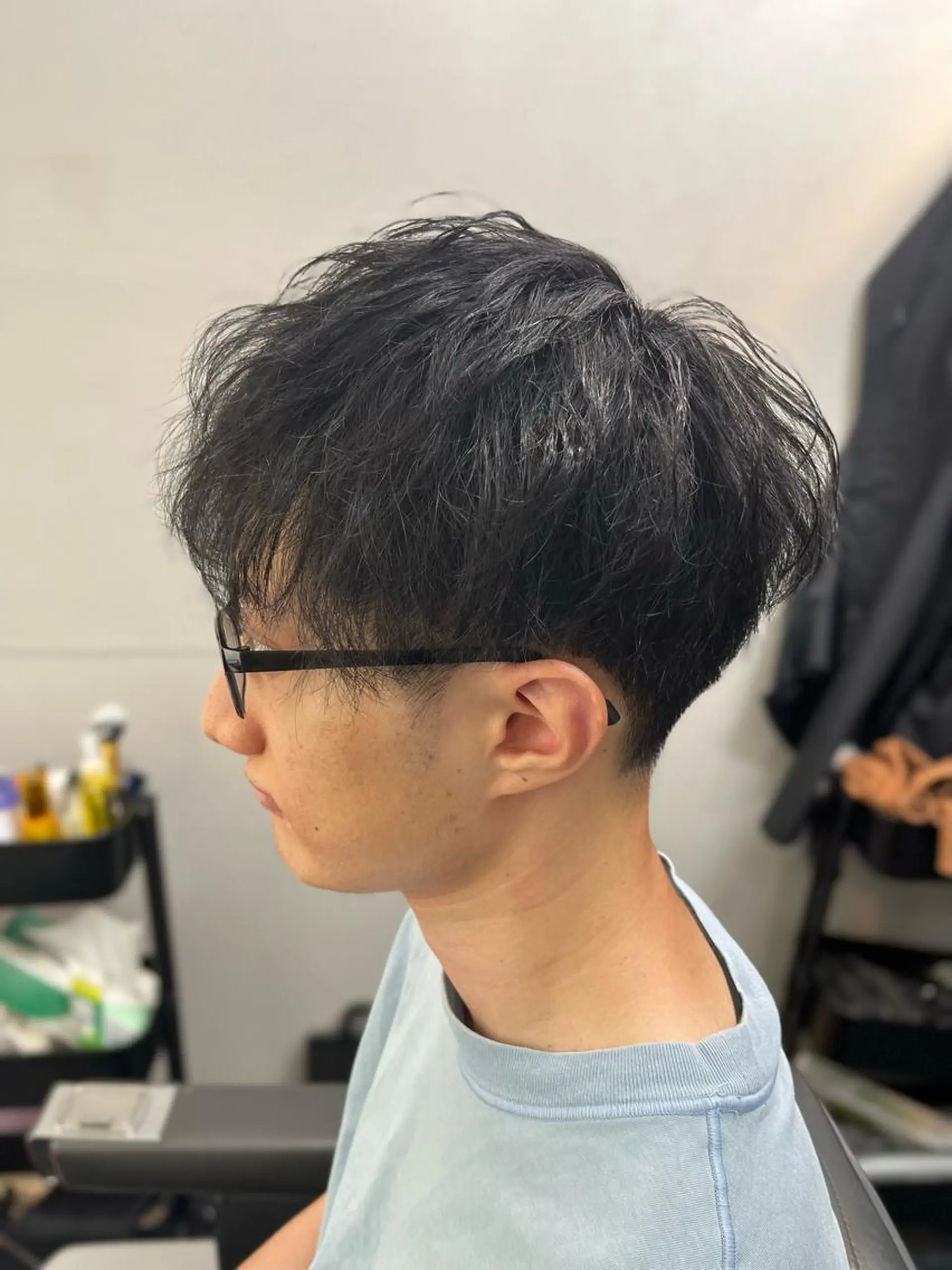 ショート カラー アイブロウ アッシュ 黒髪 ブルーカラー ブルーブラック ダークアッシュ カット ヘアカラー 溝部裕太Hair salon808代表のヘアスタイル