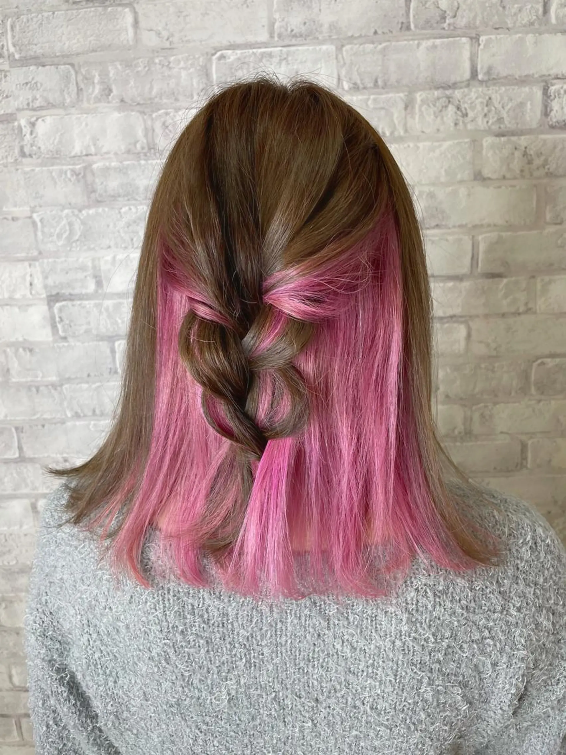 ミディアム カラー ヘアアレンジ ブリーチ イヤリングカラー インナーカラー ピンクカラー カット ヘアカラー トリートメント 秋山 幸太のヘアスタイル