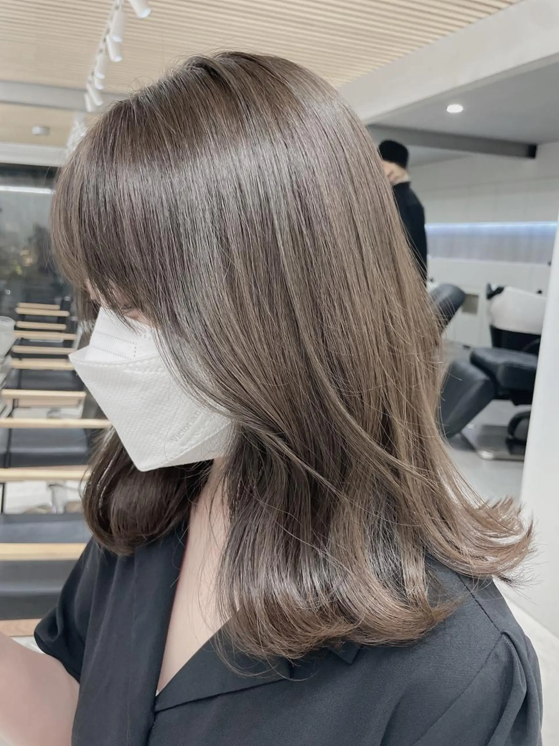 ミディアム カラー ベージュカラー オリーブベージュ レイヤーカット 透明感カラーのヘアスタイル
