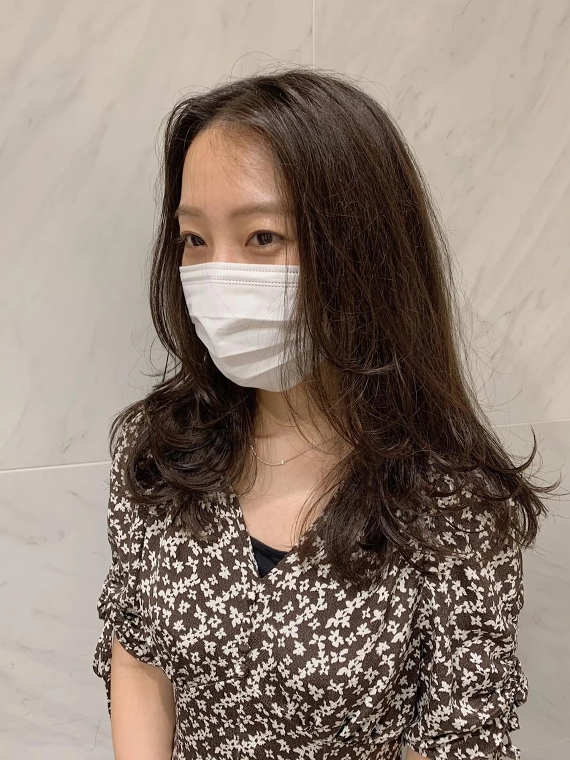 セミロング カラー グレージュ チバ タクミのヘアスタイル