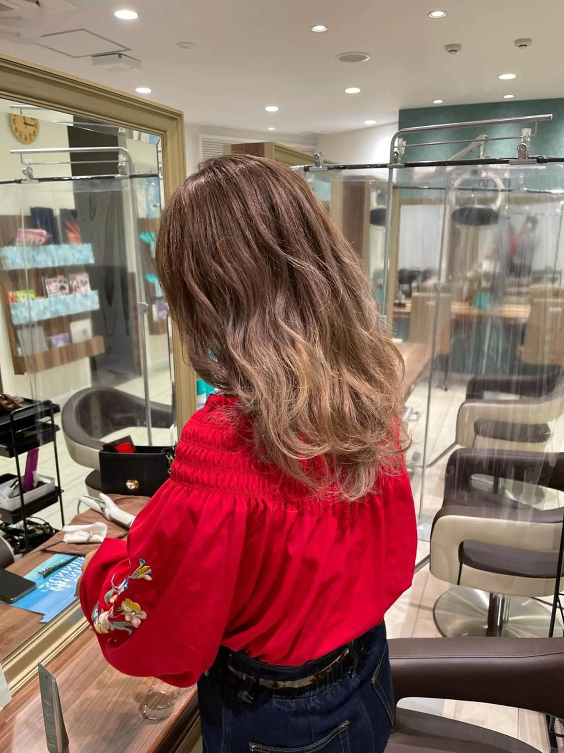 セミロング カラー グラデーションカラー カット ヘアカラー トリートメント 左藤 翔平のヘアスタイル