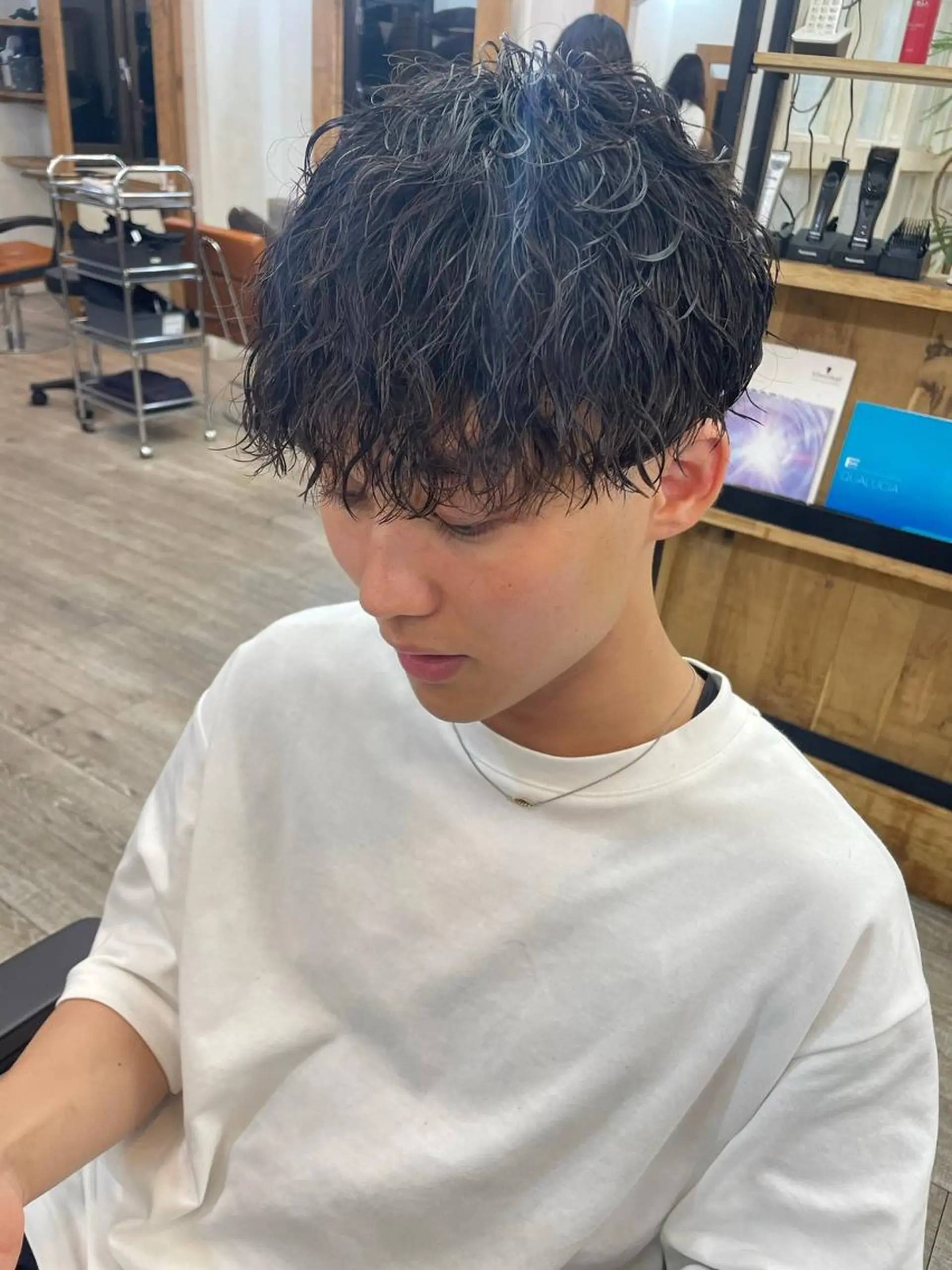 ショート メンズ パーマ メンズブリーチ センターパート メンズハイライト メンズインナーカラー メンズ韓国風 カット パーマ N° anfeel 渋谷🪞🫧のヘアスタイル