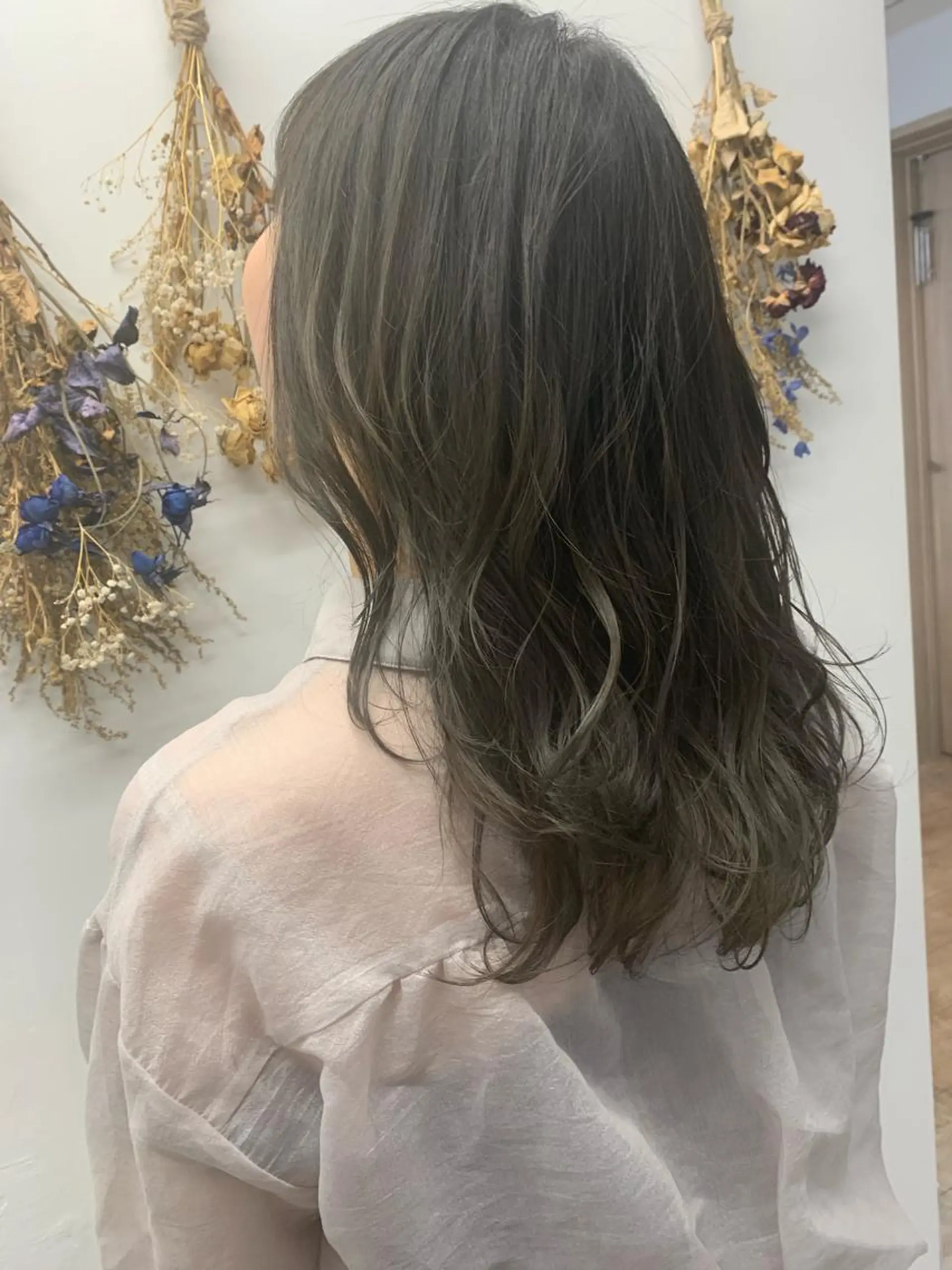 ミディアム カラー グラデーションカラー グレージュ ヘアカラー トリートメント newi 京橋 【yuuki】のヘアスタイル