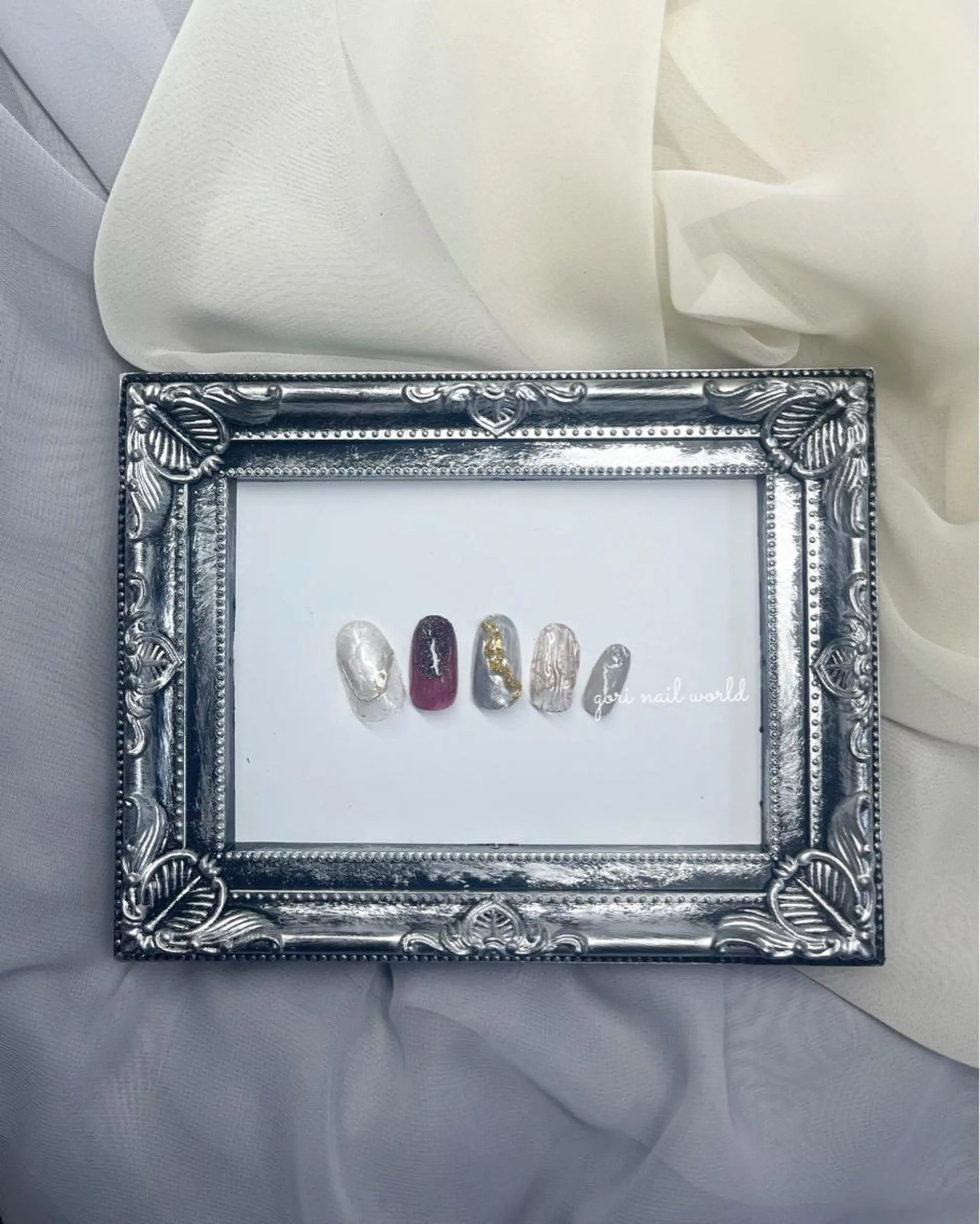 ネイル カジュアル ラメ(グリッター) ニュアンスネイル ショートネイル 夏ネイル 𝐠𝐨𝐫𝐢 𝐧𝐚𝐢𝐥のネイルデザイン