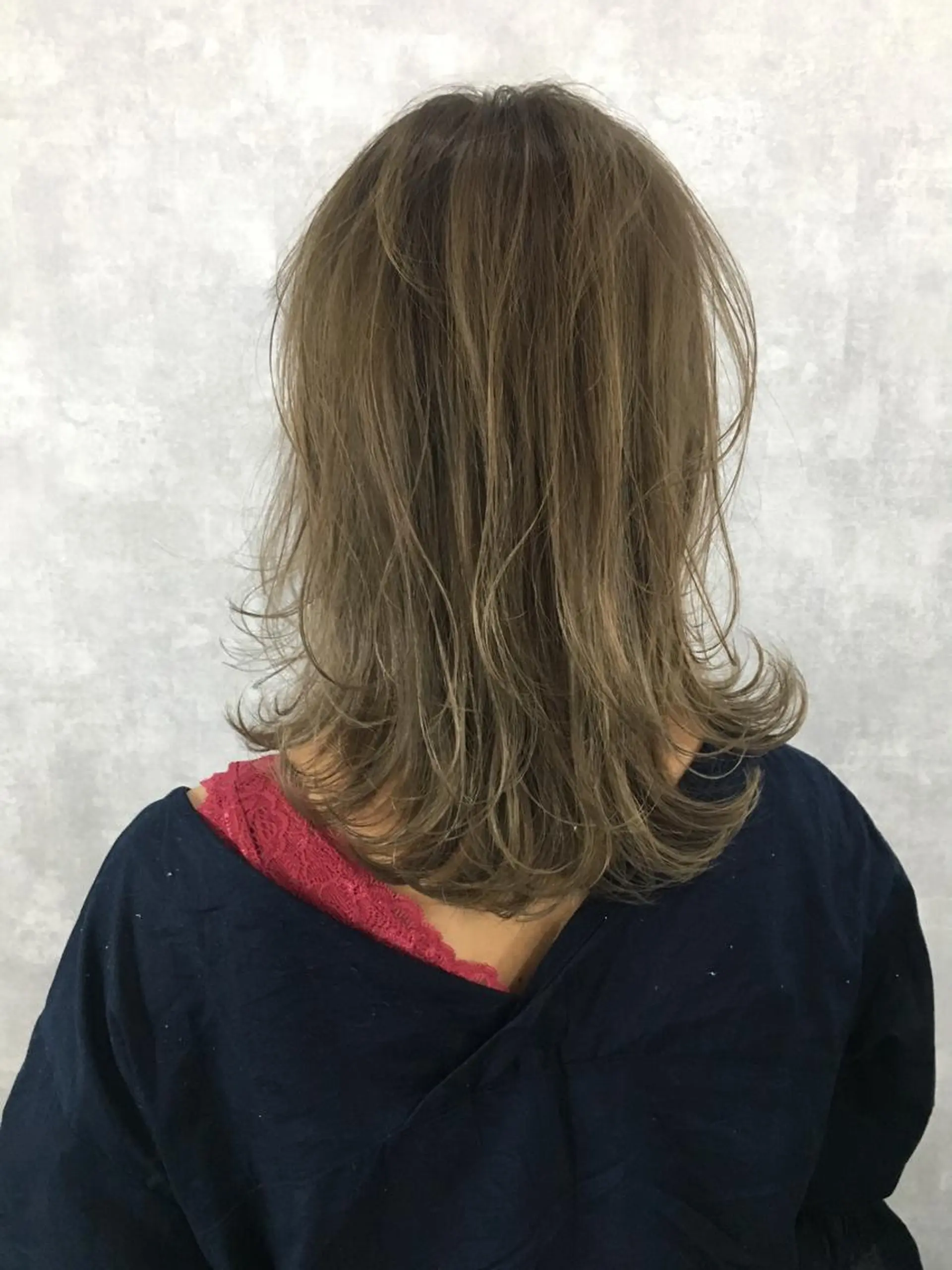 ミディアム カラー ベージュカラー ブリーチ レイヤーカット BLend 渋谷のヘアスタイル