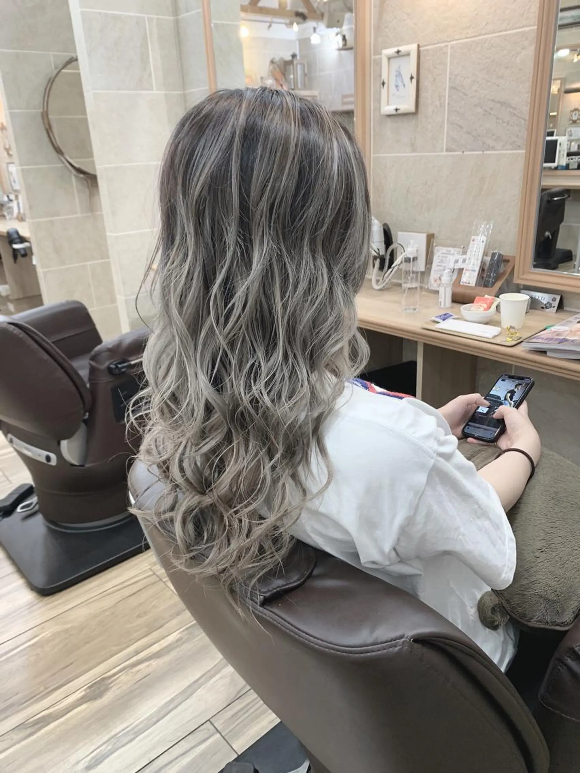 ロング カラー バレイヤージュ ブリーチ グレージュ ハイライトカラー ハイライト EMANON横浜所属・平尾 拓也のヘアスタイル