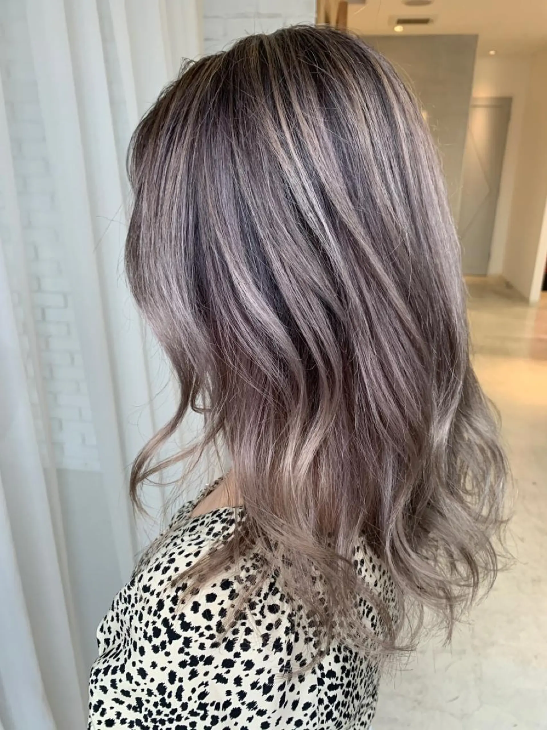 ミディアム カラー バレイヤージュ グレージュ レイヤーカット ヘアカラー トリートメント LUXBE LUCEのヘアスタイル