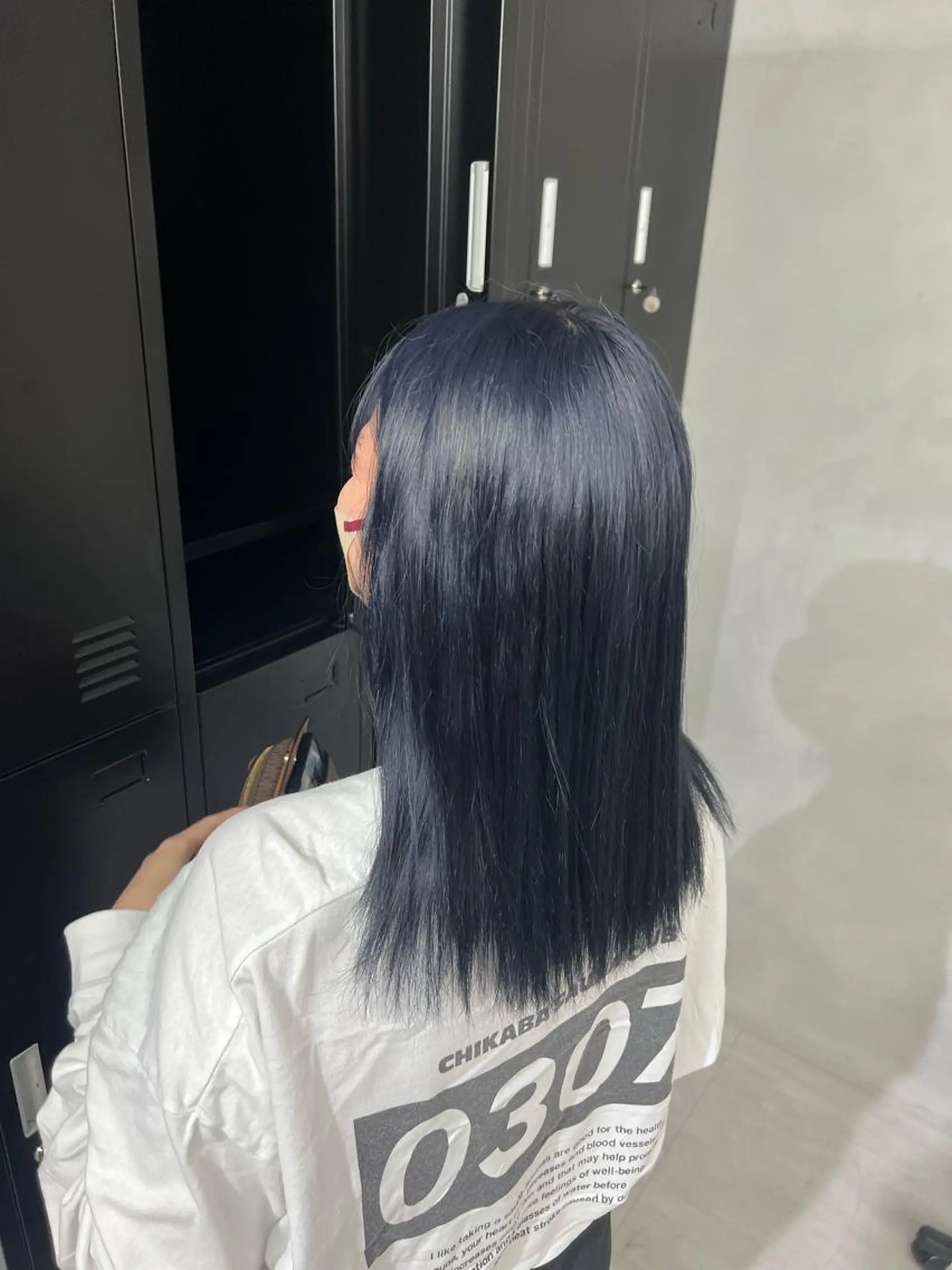 カラー ブリーチ ブルーカラー ネイビーカラー 小森聖奈 韓国風レイヤーカットのヘアスタイル
