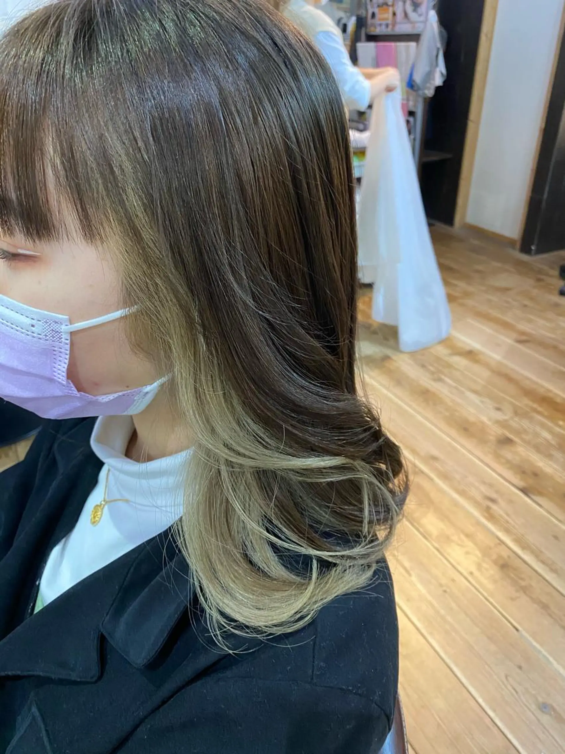 セミロング カラー ブリーチ グレージュ 【韓国レイヤー特化 ハッシュカット】のヘアスタイル