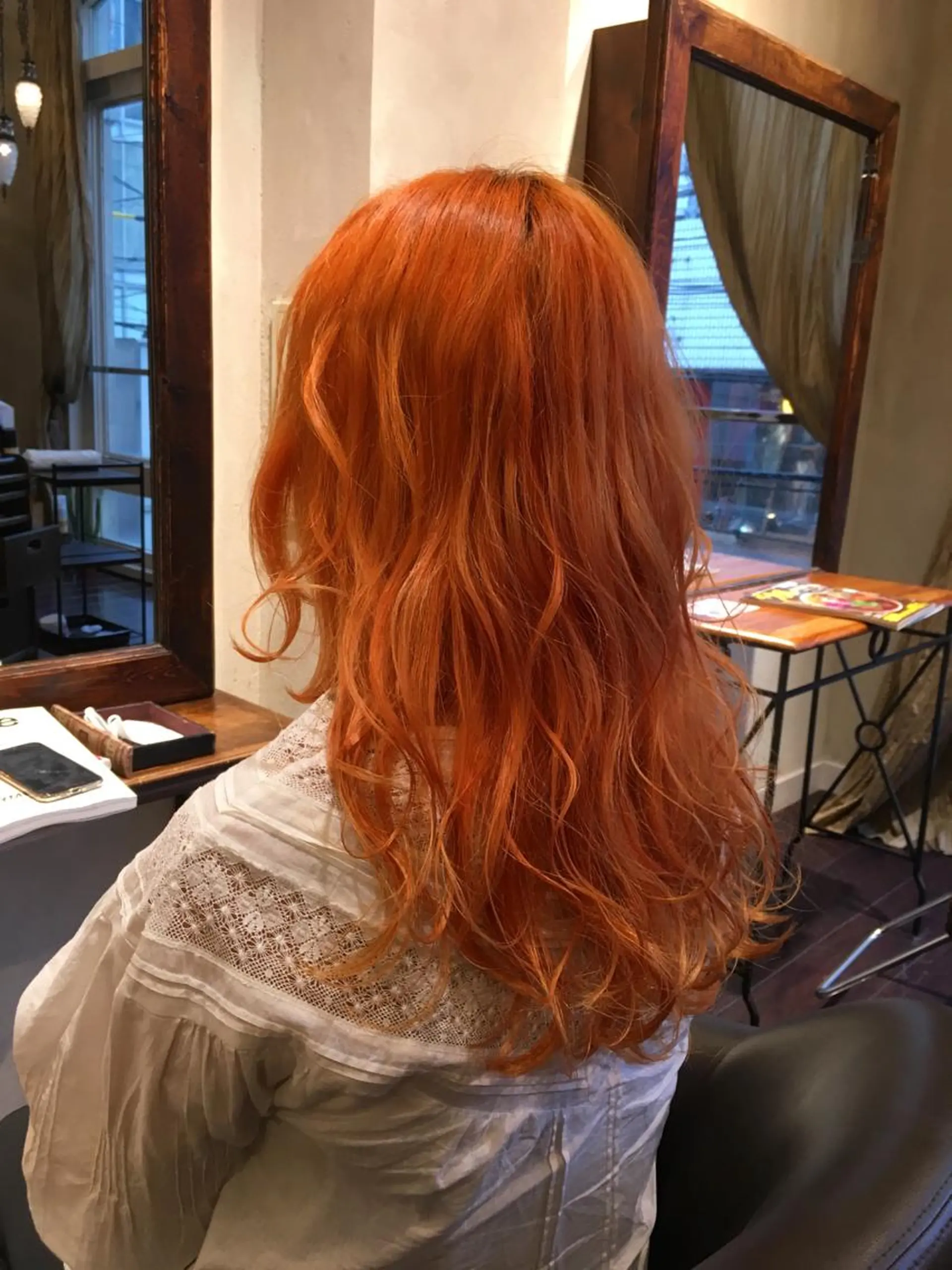 ロング カラー ブリーチ オレンジ カット ヘアカラー roost 優のヘアスタイル