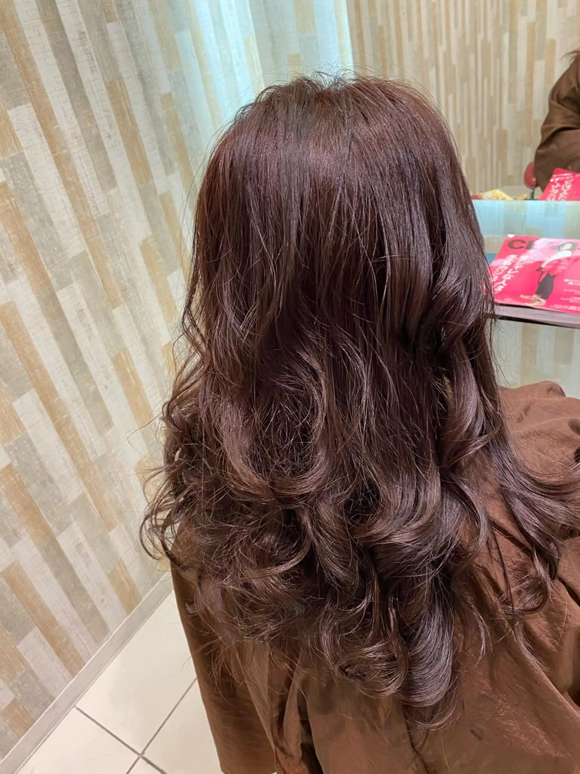 セミロング デザインカラー✨新倉 佑奈のヘアスタイル