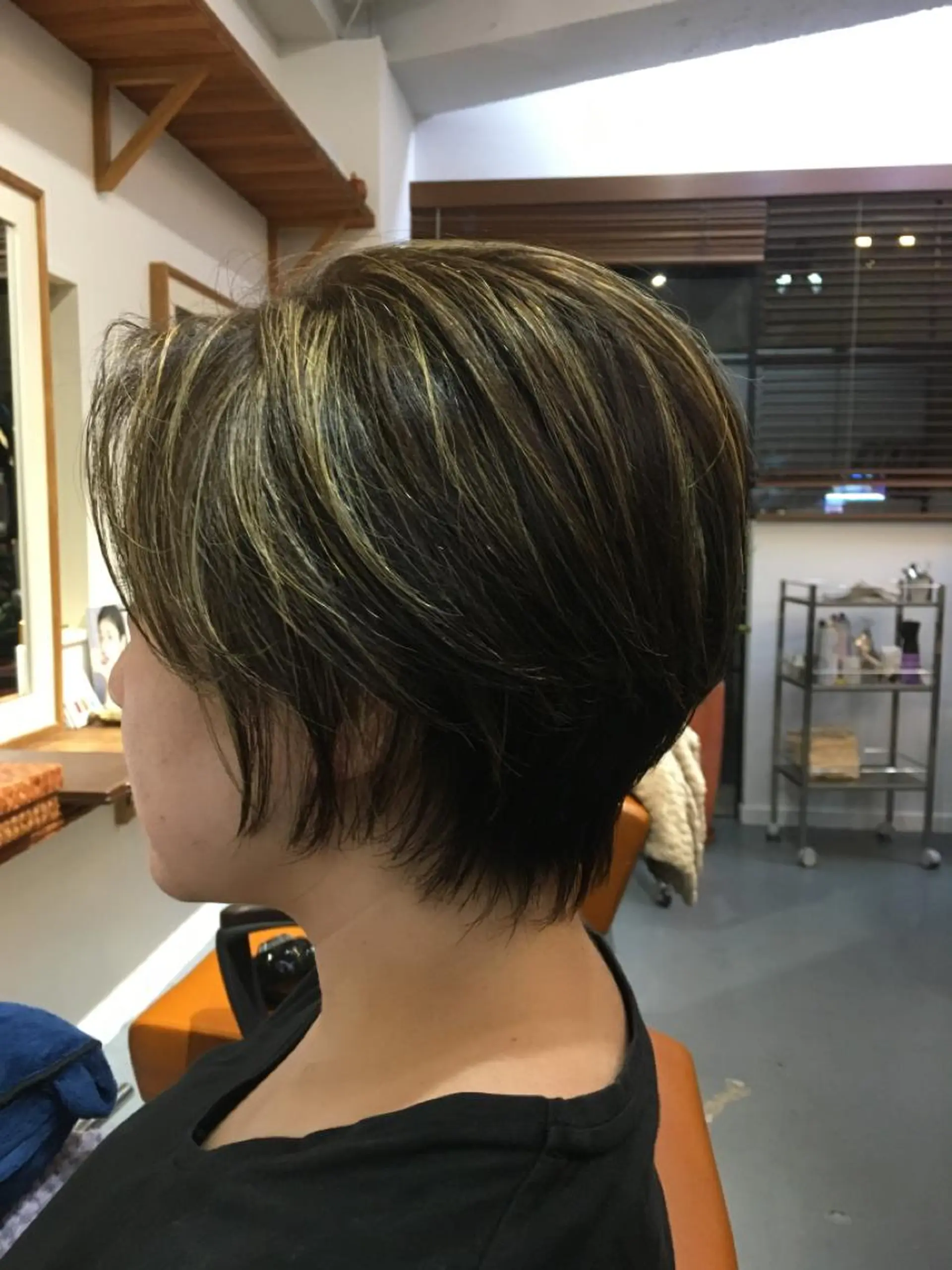 ショート カラー ハイライトカラー イルミナカラー オリーブカラー ハイライト カット ヘアカラー 代表　土屋ヒロユキ ショートカットのヘアスタイル