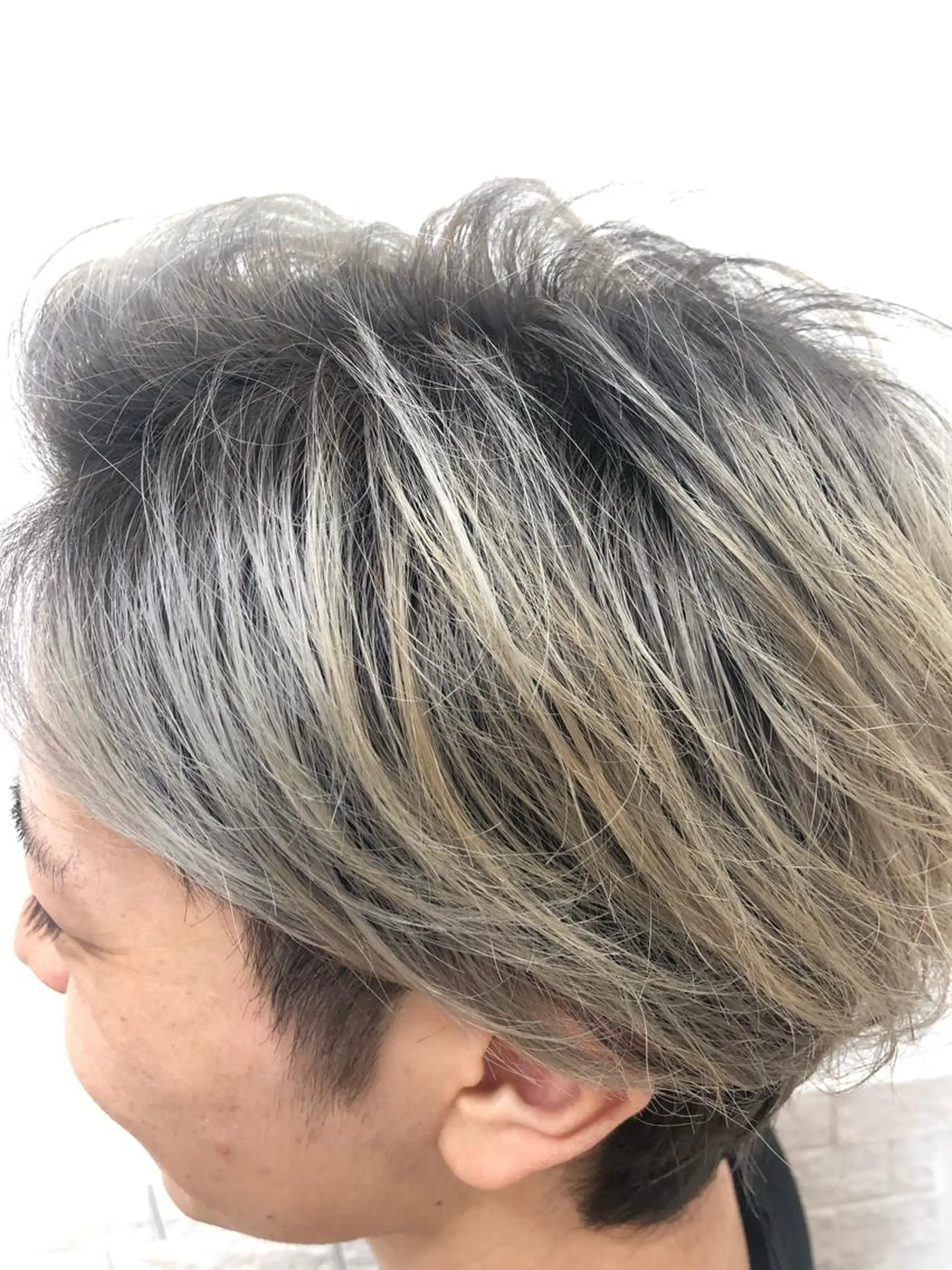 ミディアム カラー アッシュ ブリーチ デザインカラー シルバー シルバーアッシュ ショート 嶋津祥希のヘアスタイル