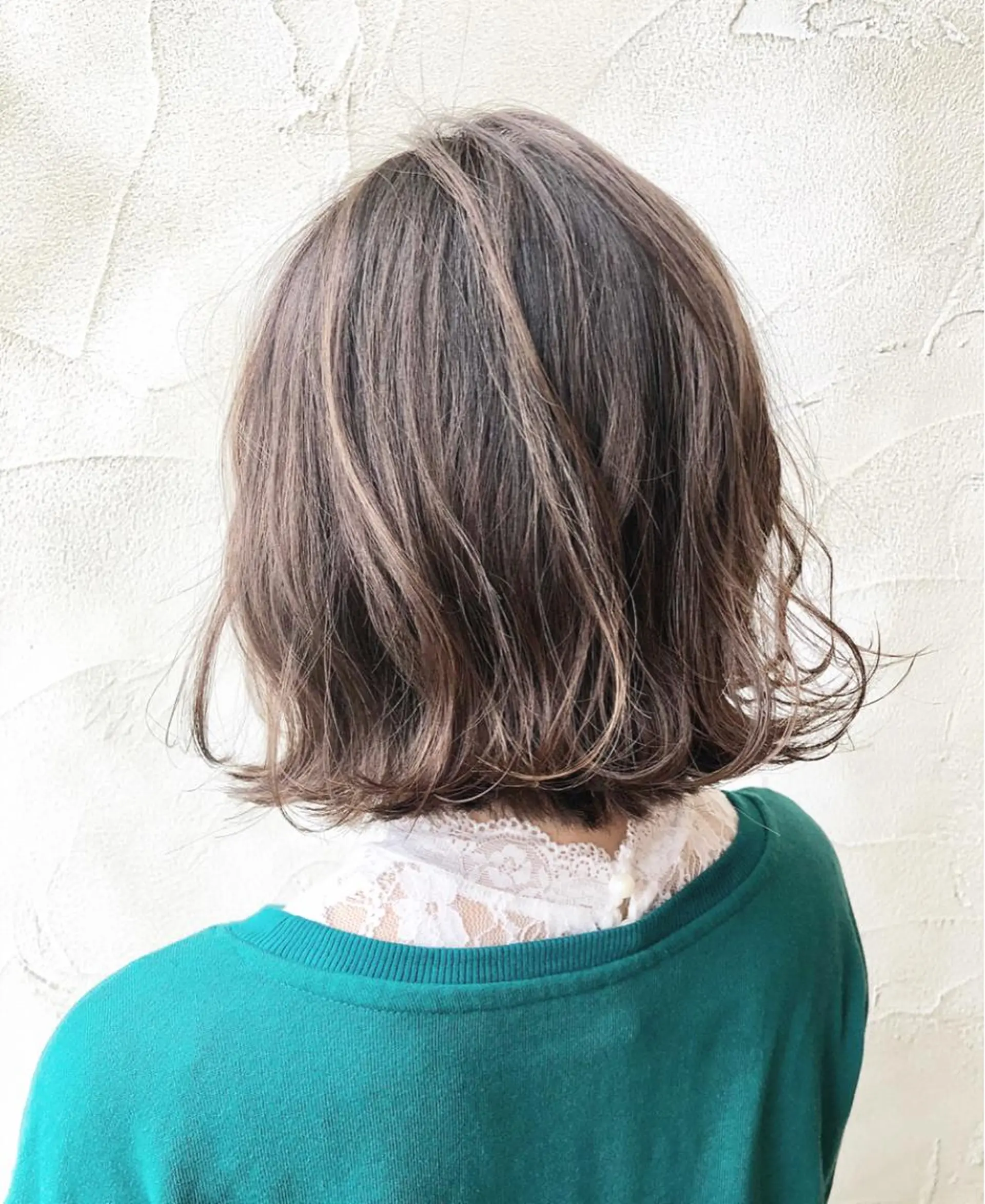 ミディアム カラー グレージュ ハイライトカラー ハイライト 岩田 萌那のヘアスタイル