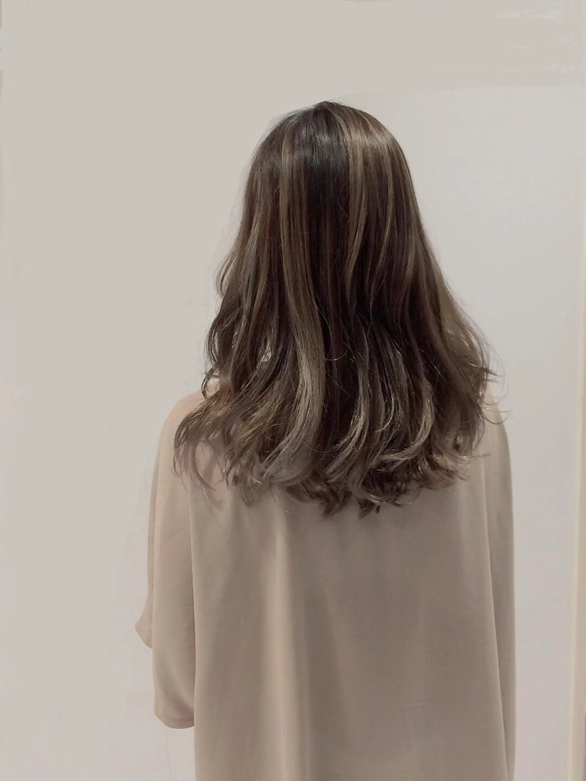 セミロング ヘアアレンジ ハイライト カット ヘアカラー 24時間受付可🕒 艶髪のヘアスタイル