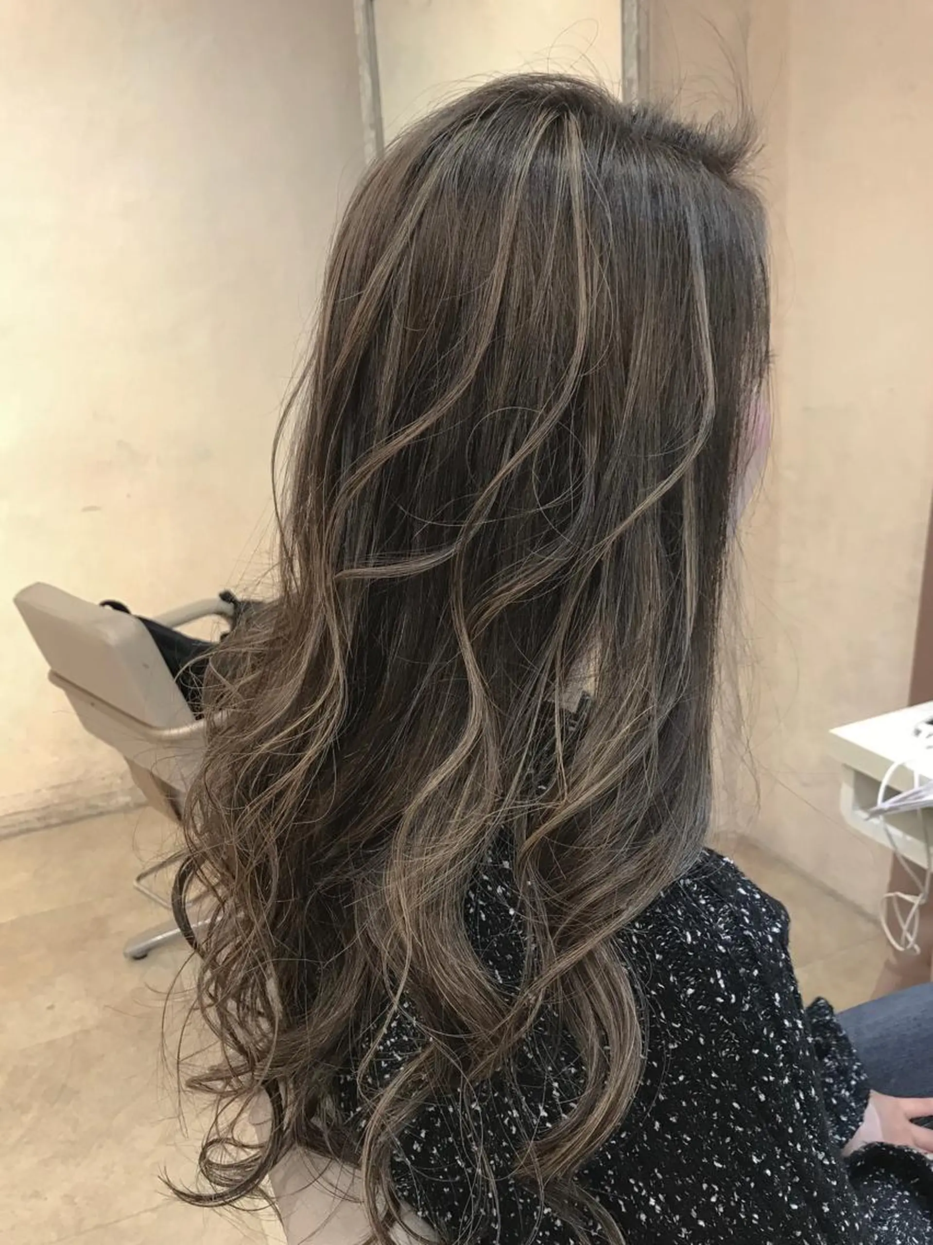 ロング カラー アッシュ イルミナカラー 【透明感、艶髪】西村 有司のヘアスタイル