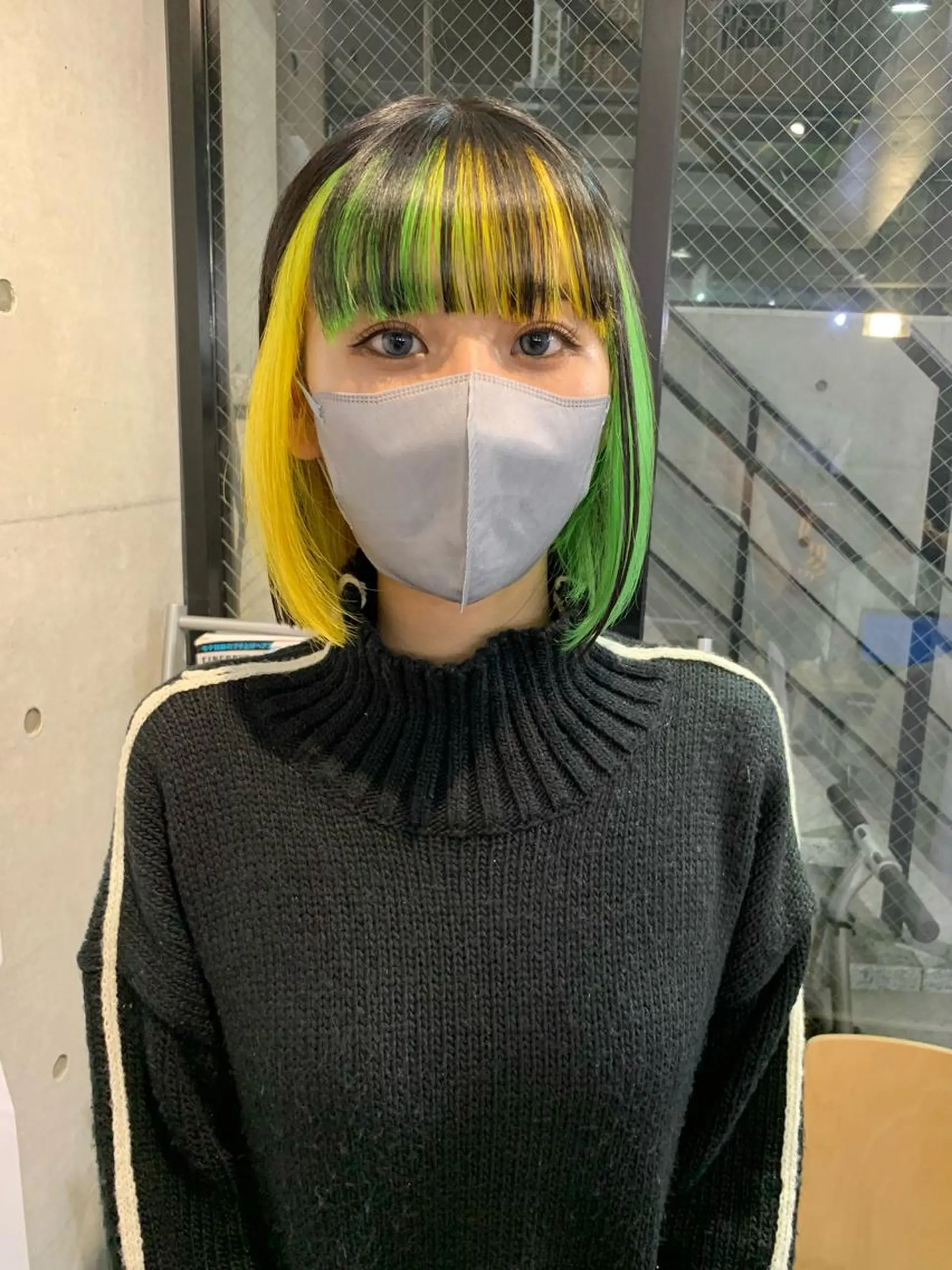 セミロング カラー デザインカラー ハイトーンカラー インナーカラー ツートーンカラー 中性ウルフカット ケアブリーチ/ケイトのヘアスタイル