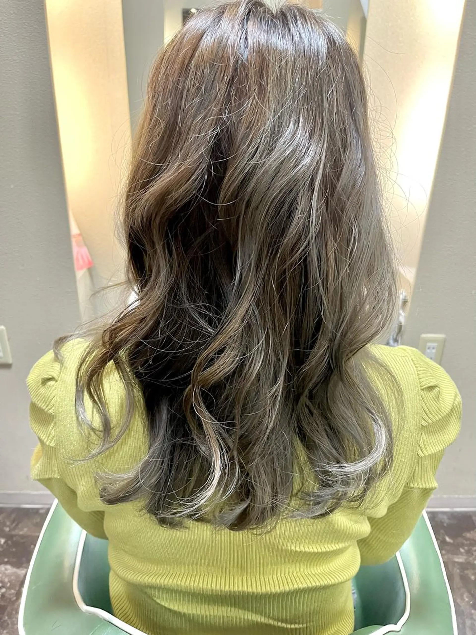 ロング カラー ベージュカラー ブリーチ ハイライトカラー オリーブベージュ ハイライト アンナヘアコーディネイト所属・小山 理紗のヘアスタイル