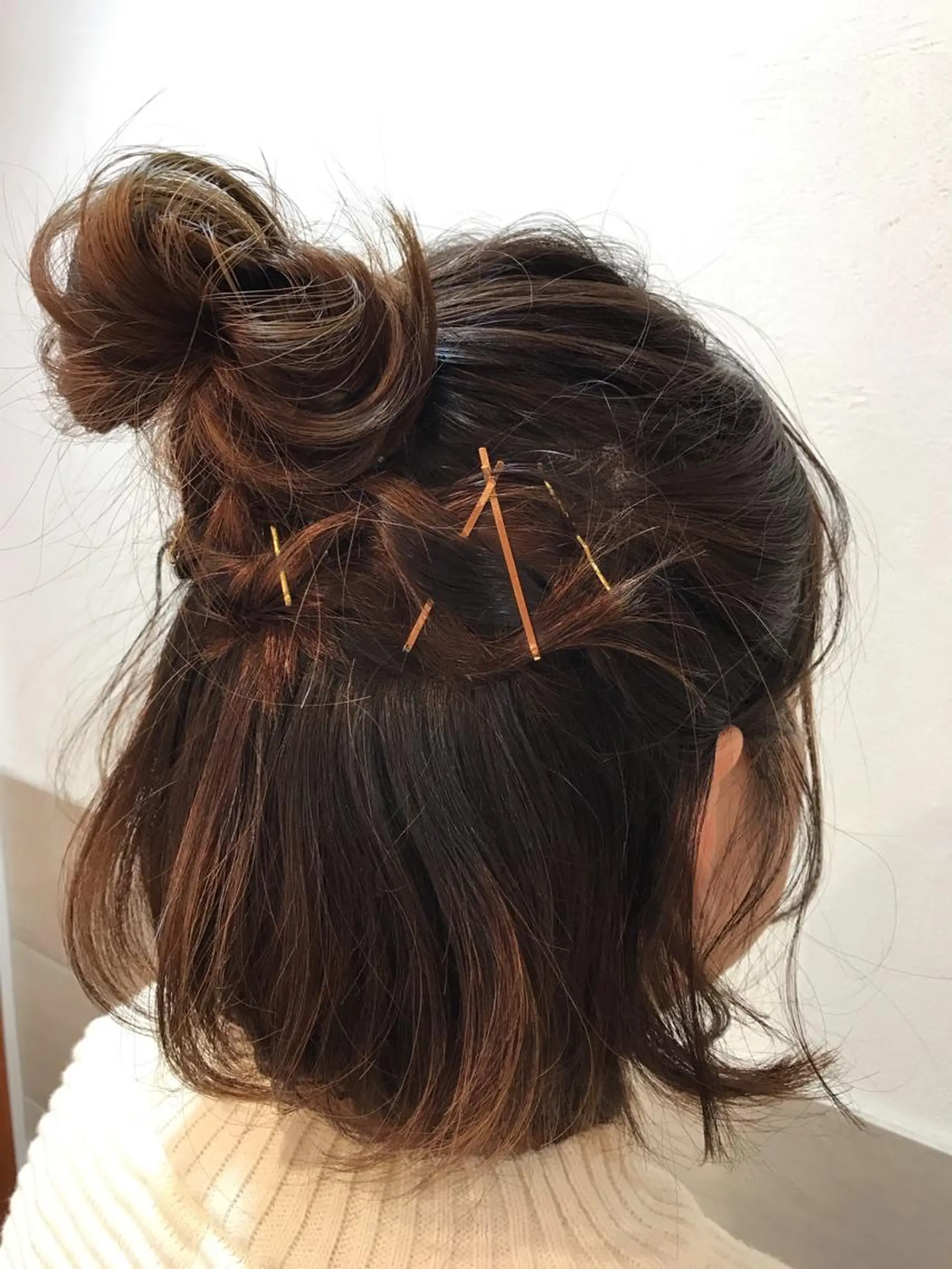 ミディアム ヘアアレンジ お団子ヘア ボブ 🪐脱白髪染め 🪐松尾菜々美のヘアスタイル