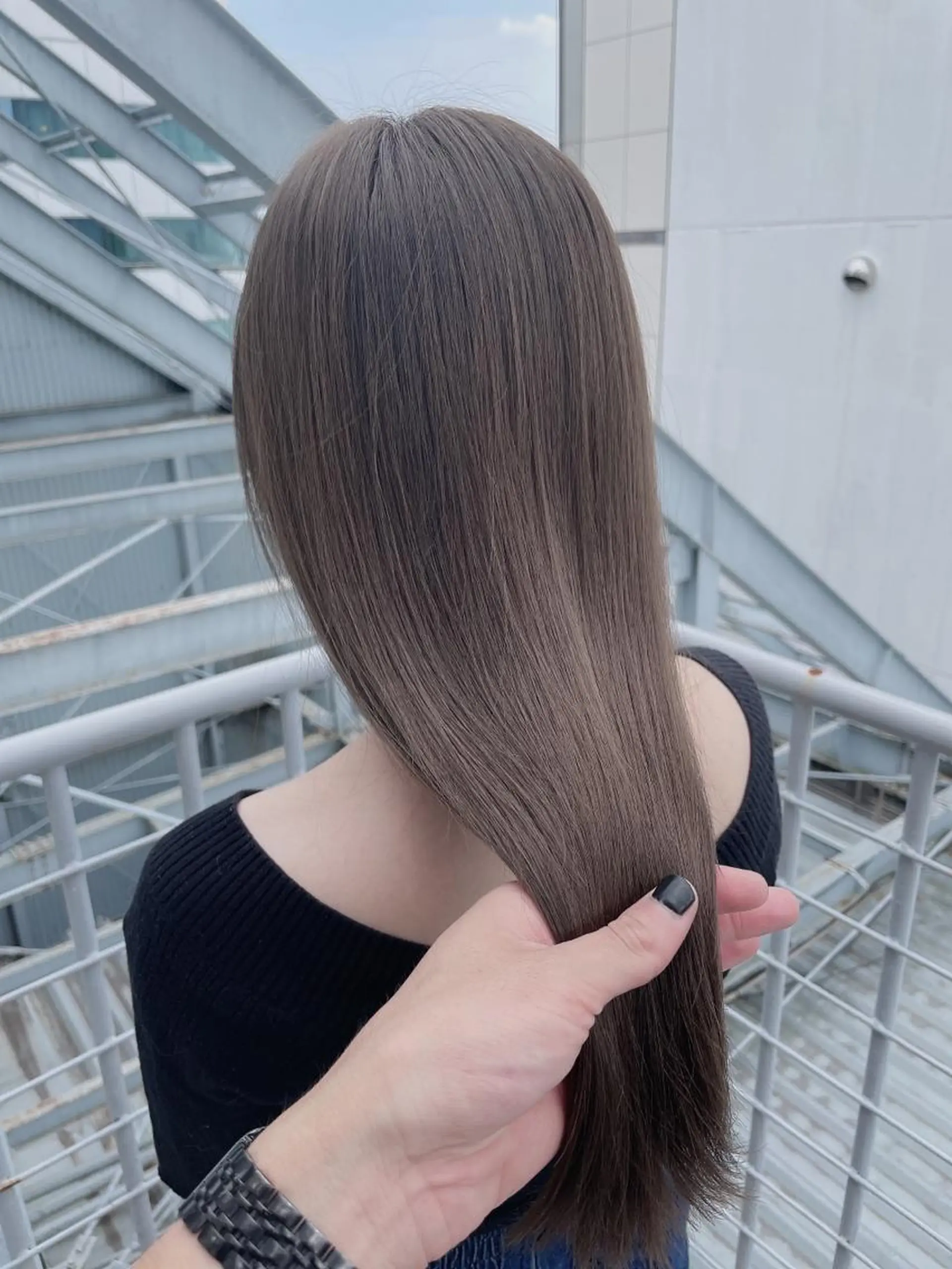 セミロング カラー レイヤーカット 透明感カラーのヘアスタイル