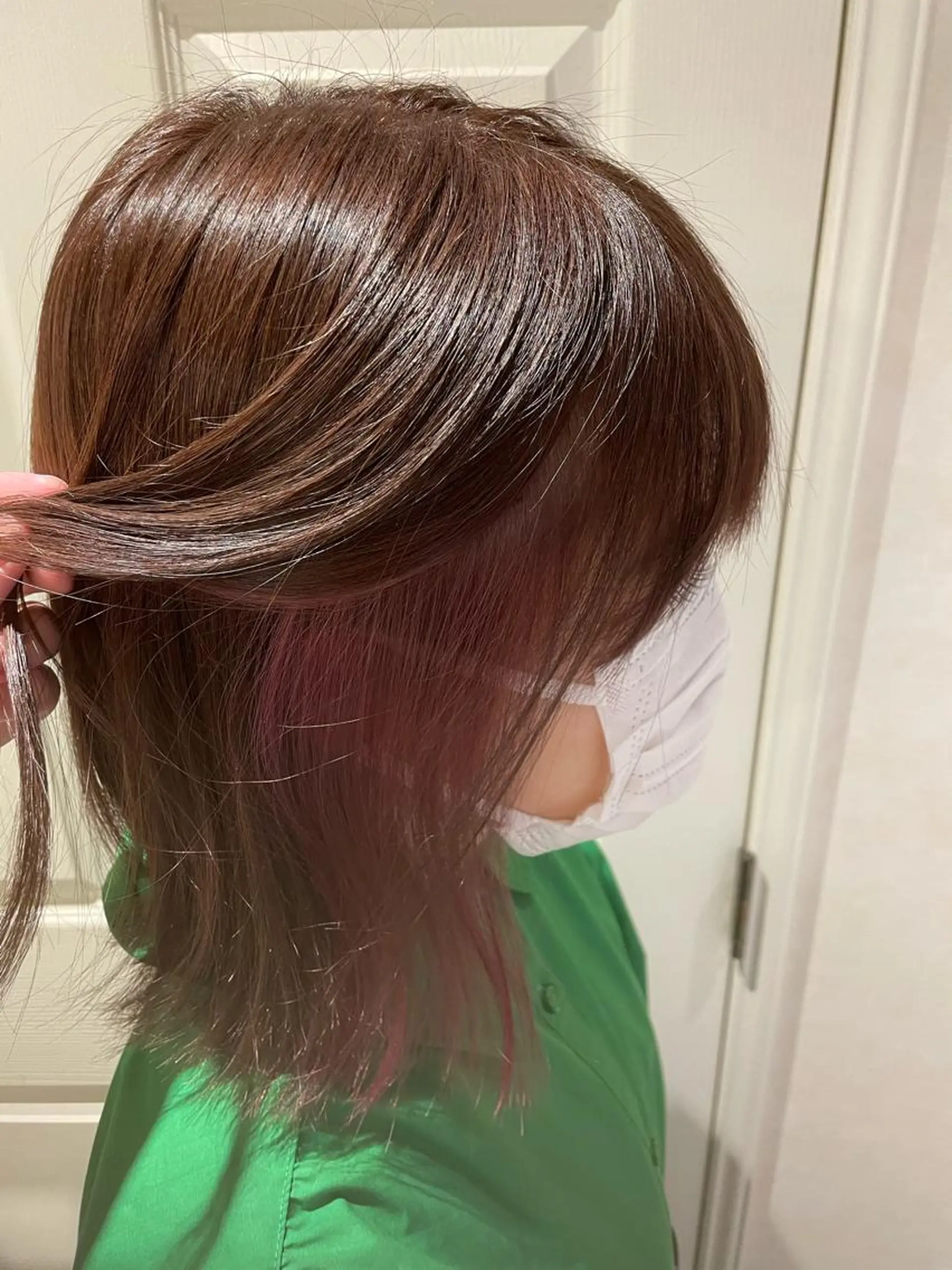 ミディアム カラー ブリーチ インナーカラー ピンクカラー 柳井 準平のヘアスタイル