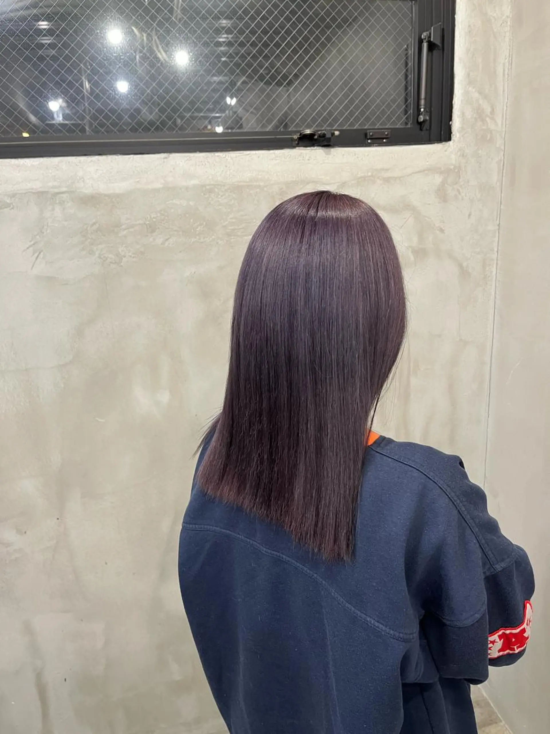 セミロング カラー ブリーチ バイオレットカラー とうだだいき レイヤーカットのヘアスタイル