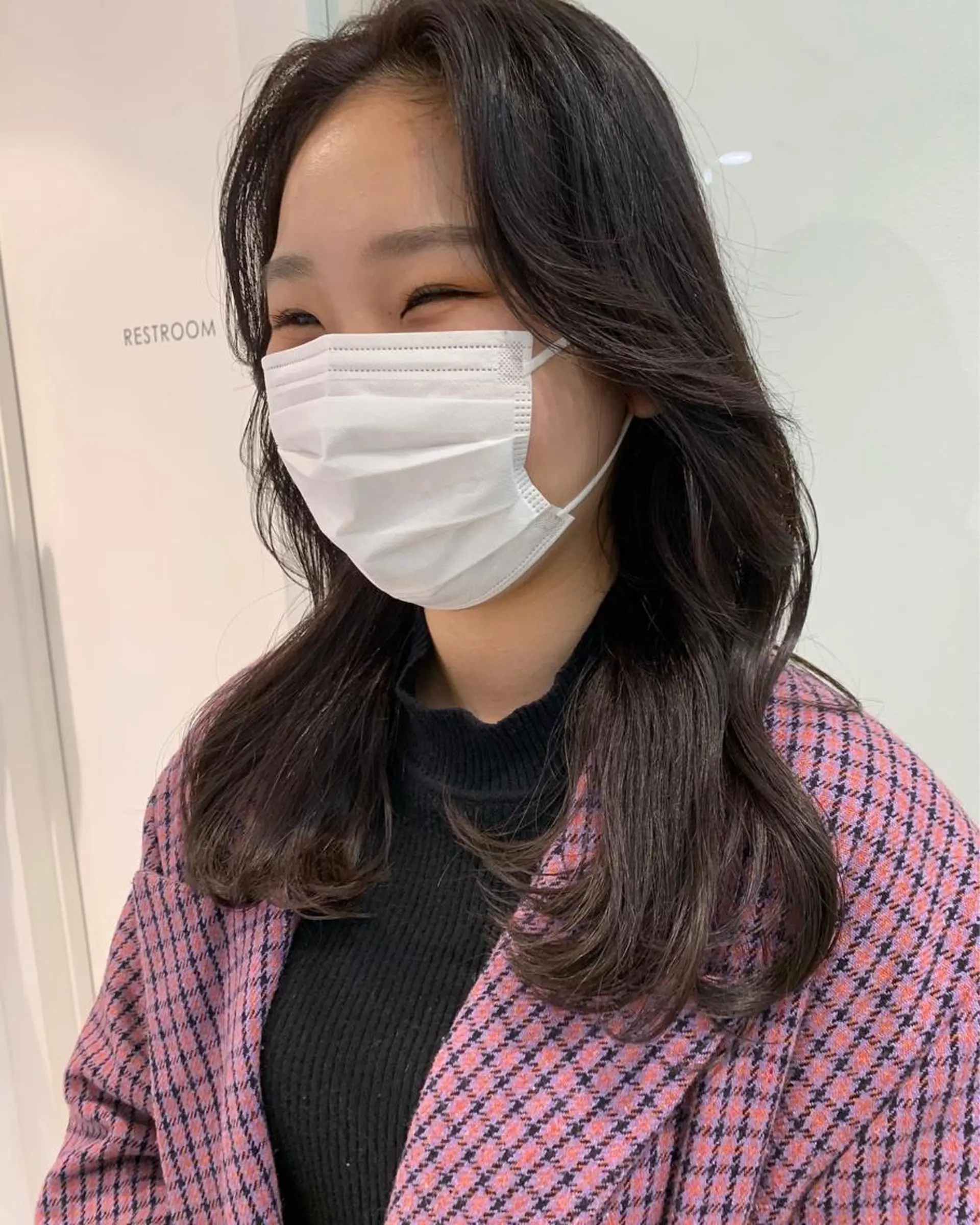 セミロング カラー オチ ハナのヘアスタイル