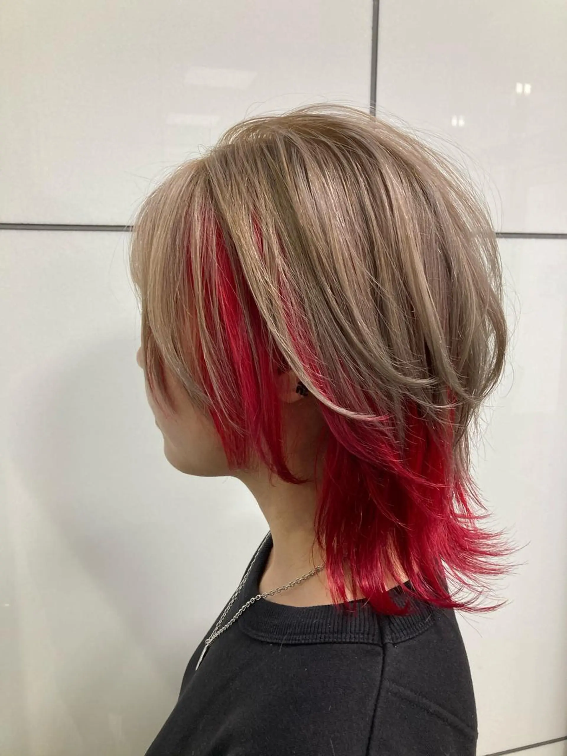 ショート カラー ベージュカラー インナーカラー レッドカラー ホワイトベージュ ヘアカラー 髪質改善/痛ませ ないカラー/西村航大のヘアスタイル