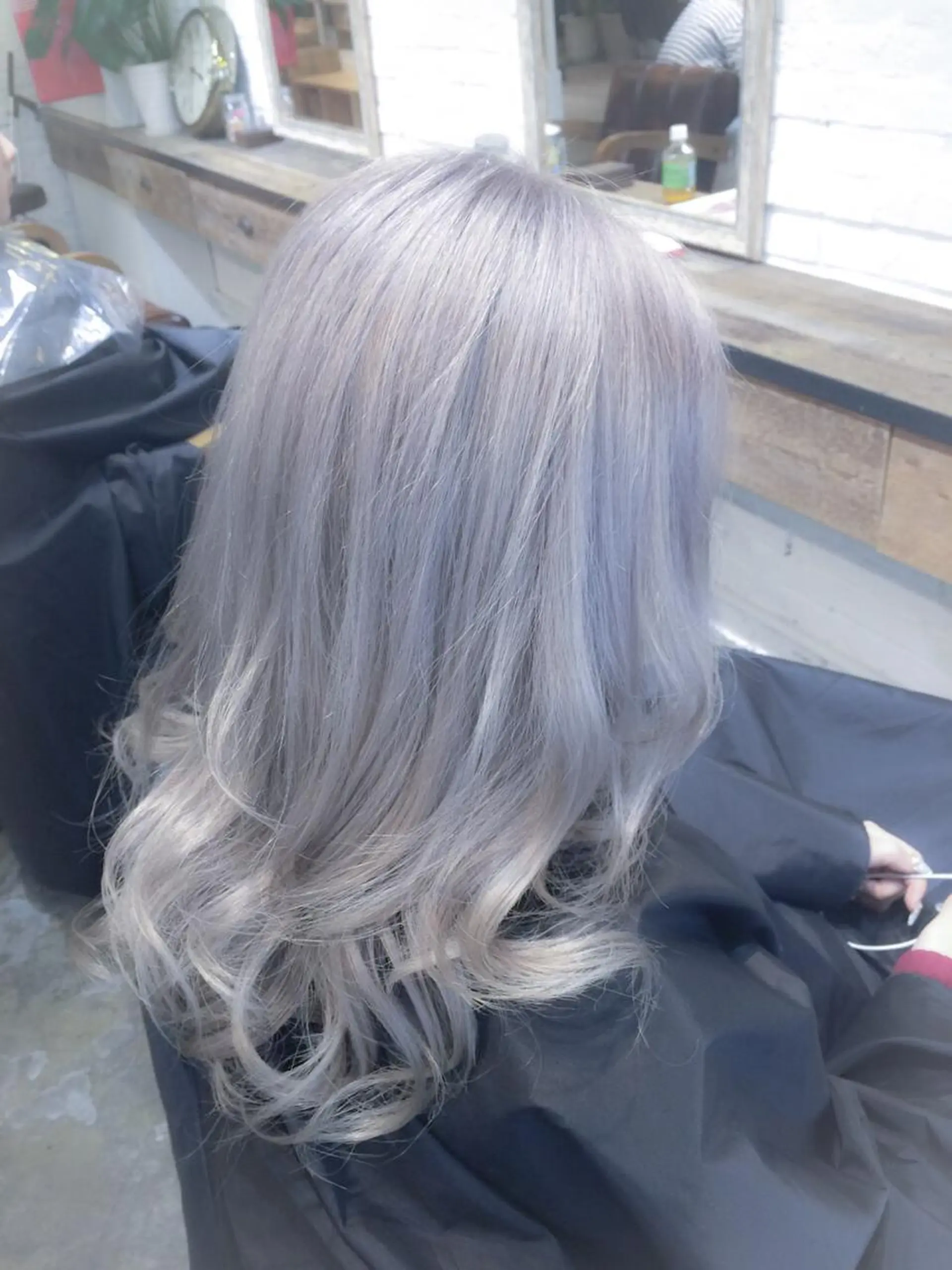 ミディアム セミロング ロング カラー シルバー エクステリピート率 No.1 菊池　悠介のヘアスタイル