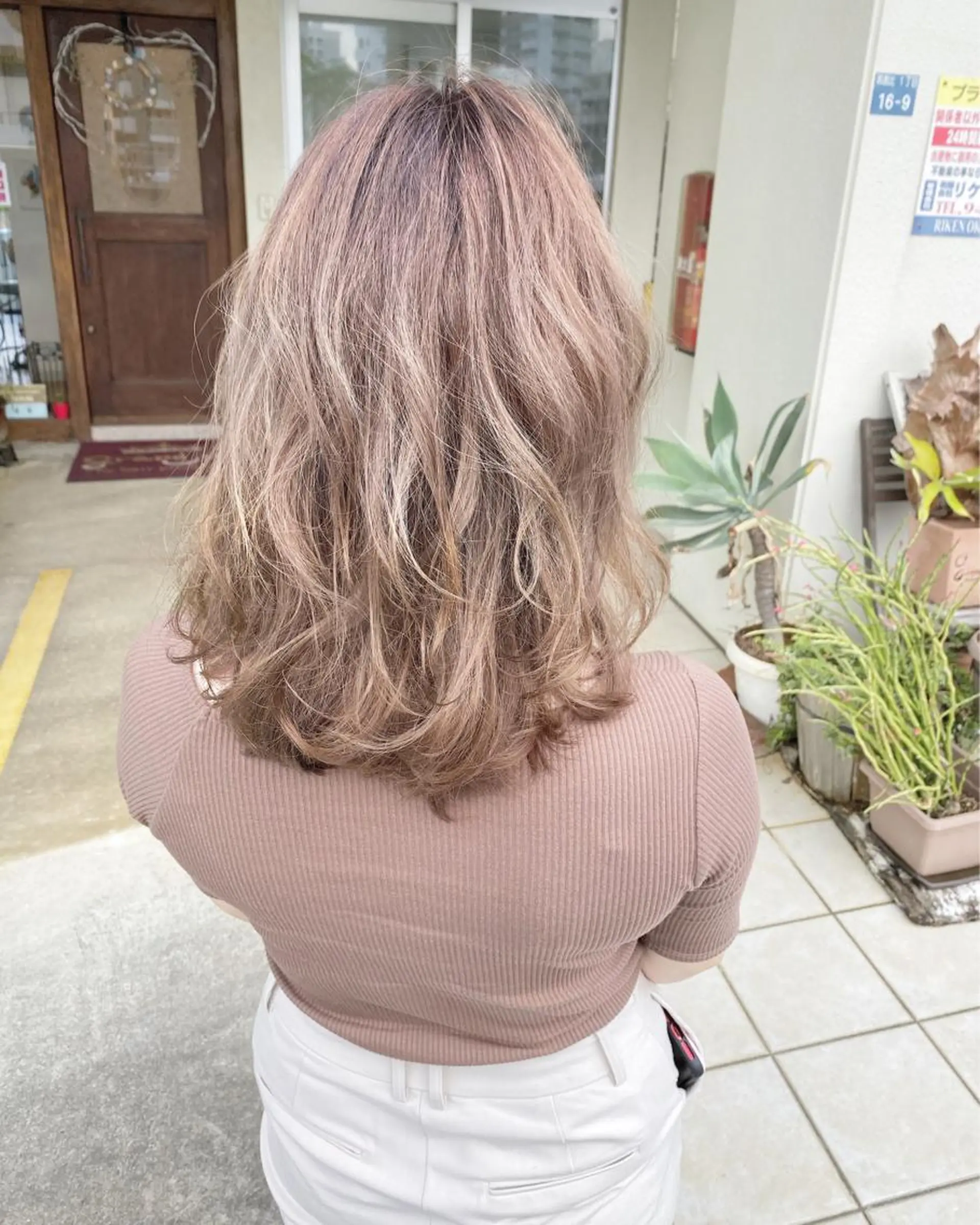 ミディアム カラー ベージュカラー ハイトーンカラー ハイトーンベージュ カット ヘアカラー grand juteのヘアスタイル