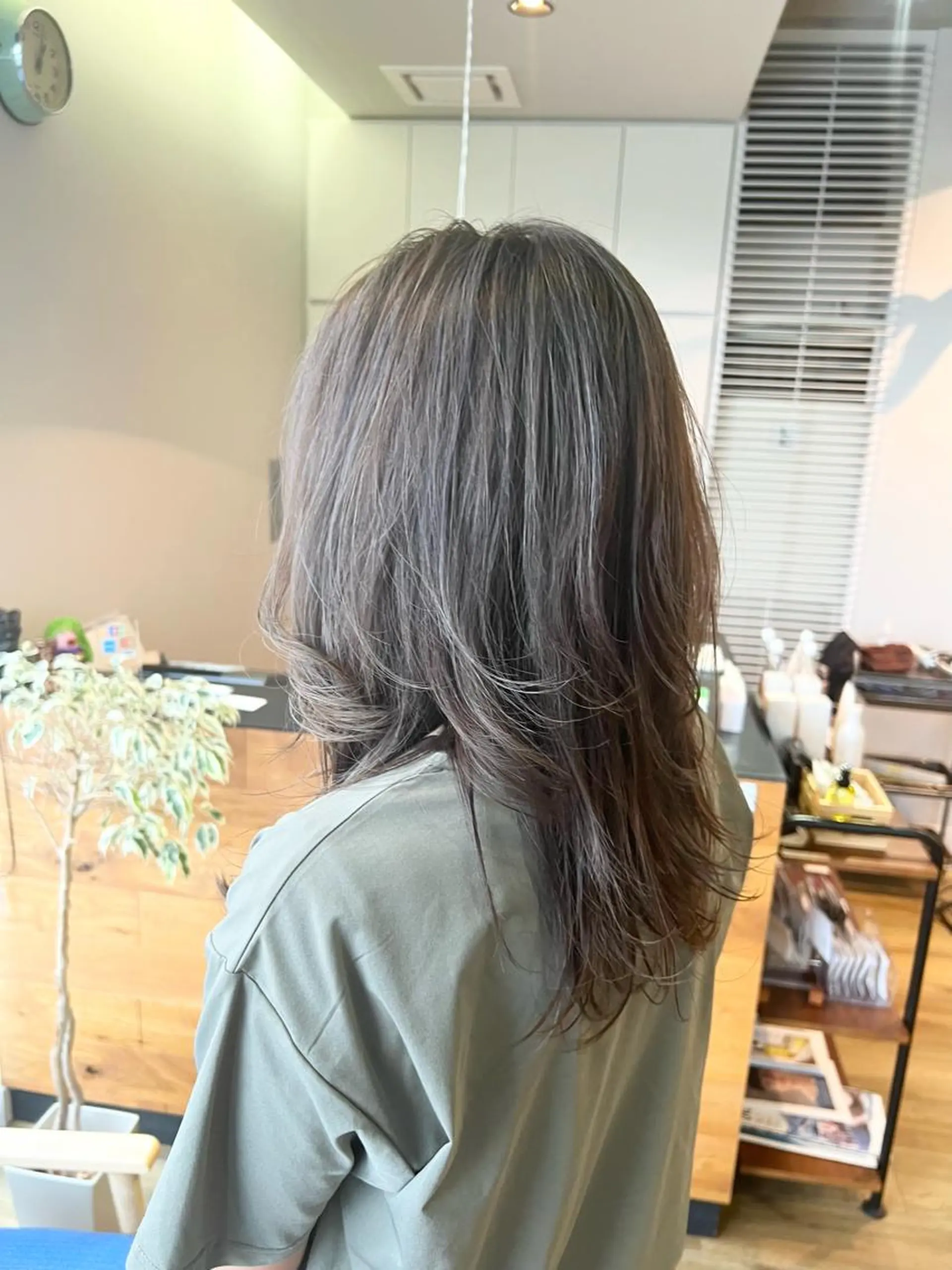 セミロング カラー 透明感カラー グレージュ ハイライトカラー ハイライト ヘアカラー トリートメント 堀 望美のヘアスタイル