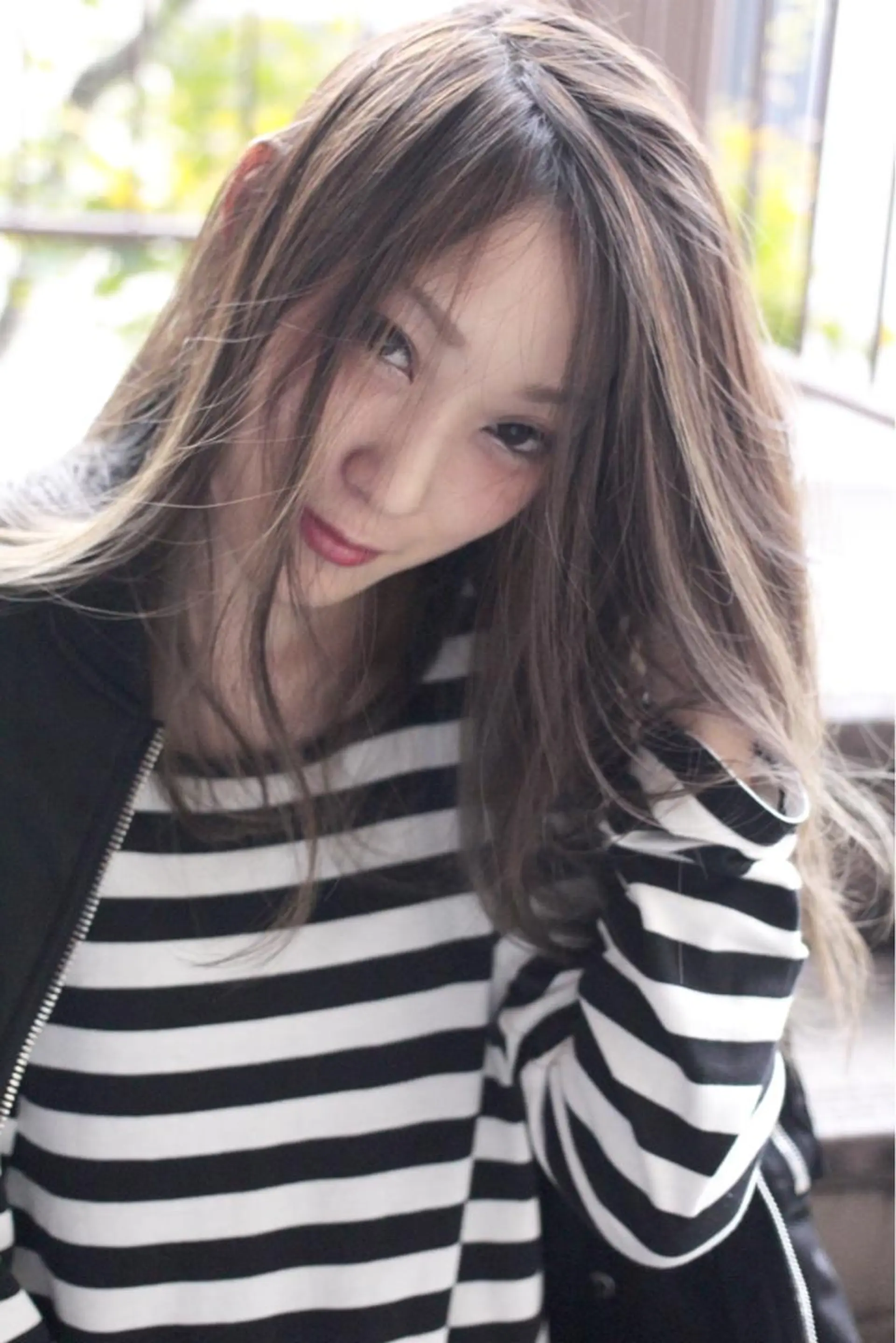 セミロング カラー アッシュ シルバー 松田 由貴のヘアスタイル