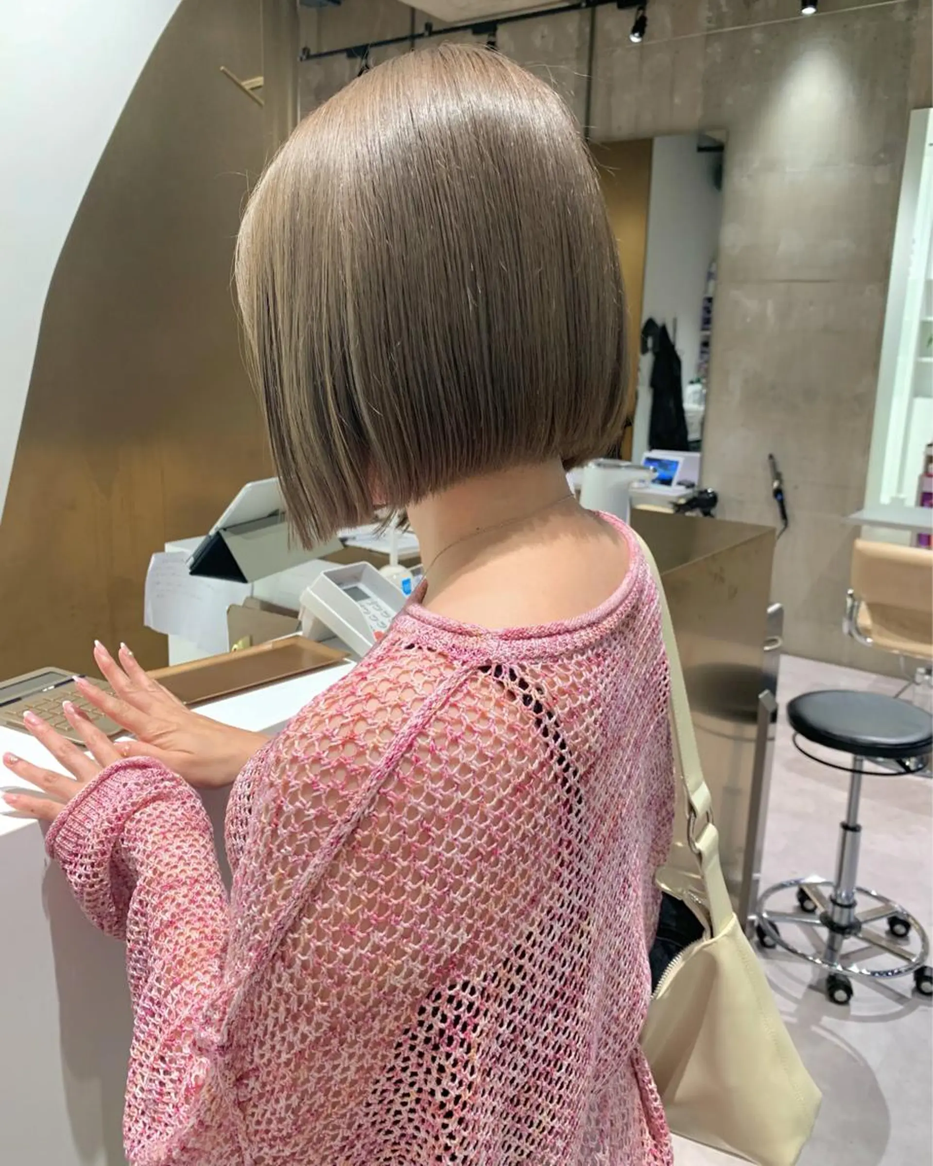 ショート カラー ベージュカラー iLi 《イリ》のヘアスタイル