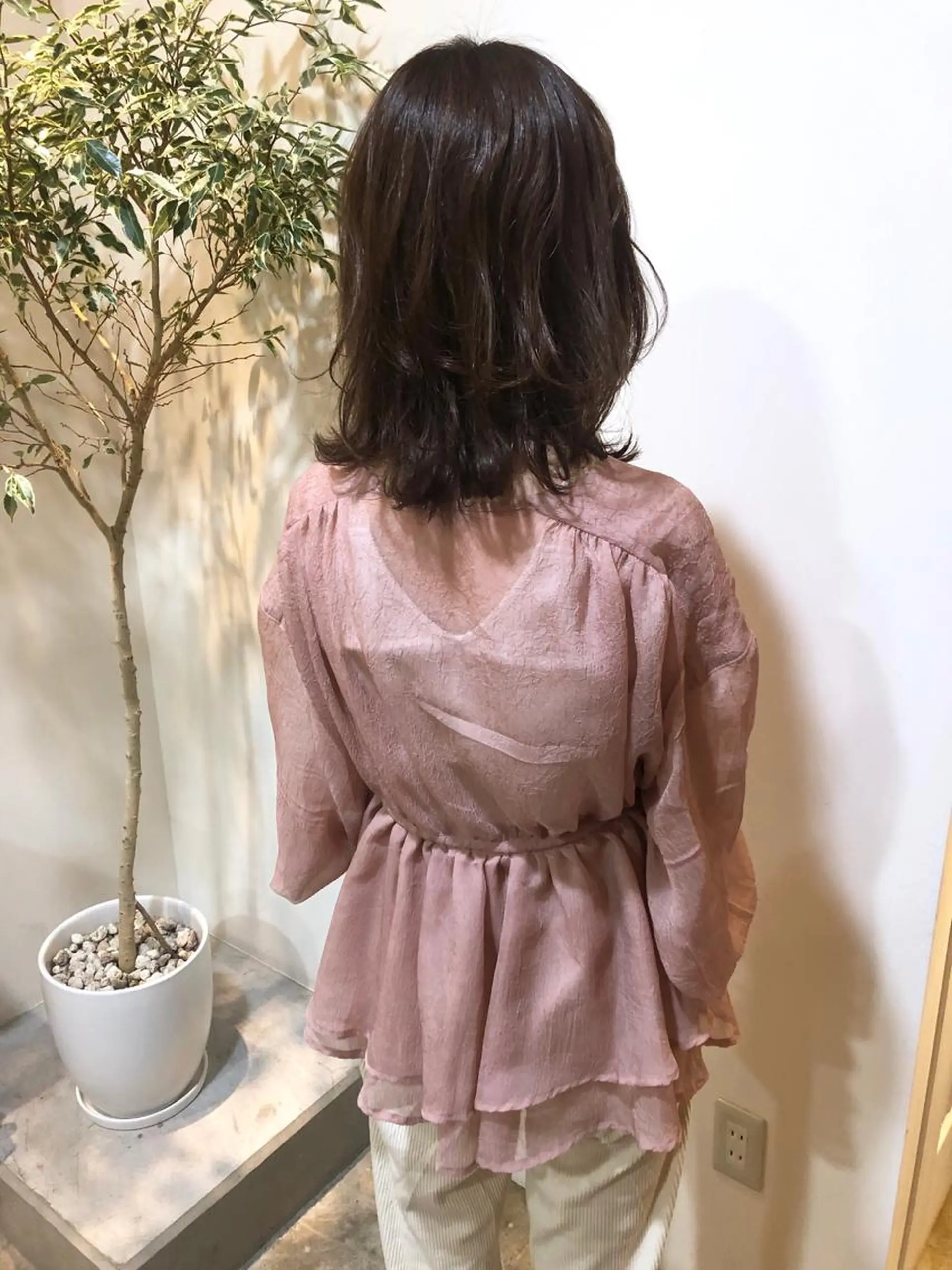 ミディアム MIOベージュカラー 柔らかいカラーのヘアスタイル