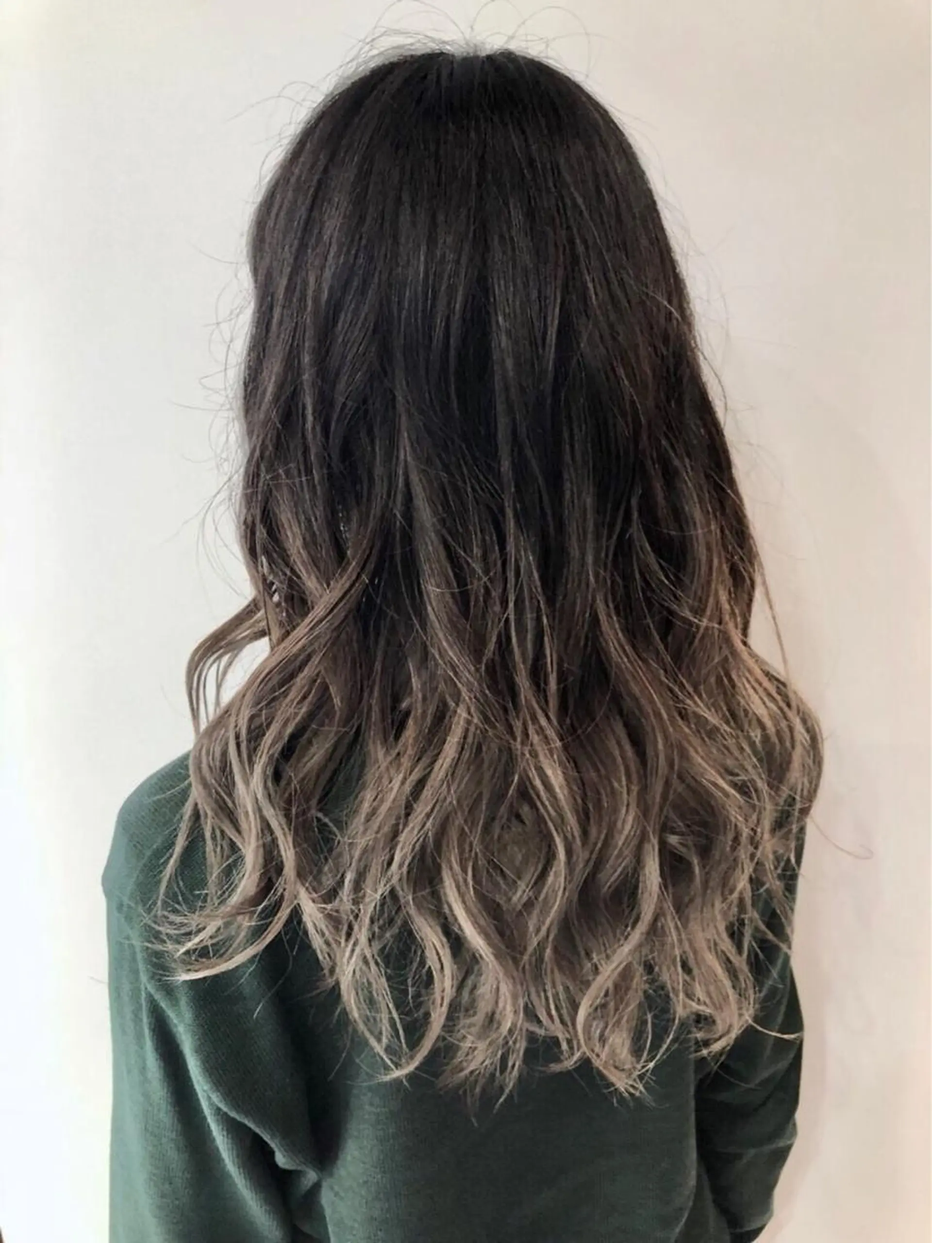 ロング カラー グラデーションカラー グレージュ 女性リピ90%🍨 🩷佐藤みずきのヘアスタイル